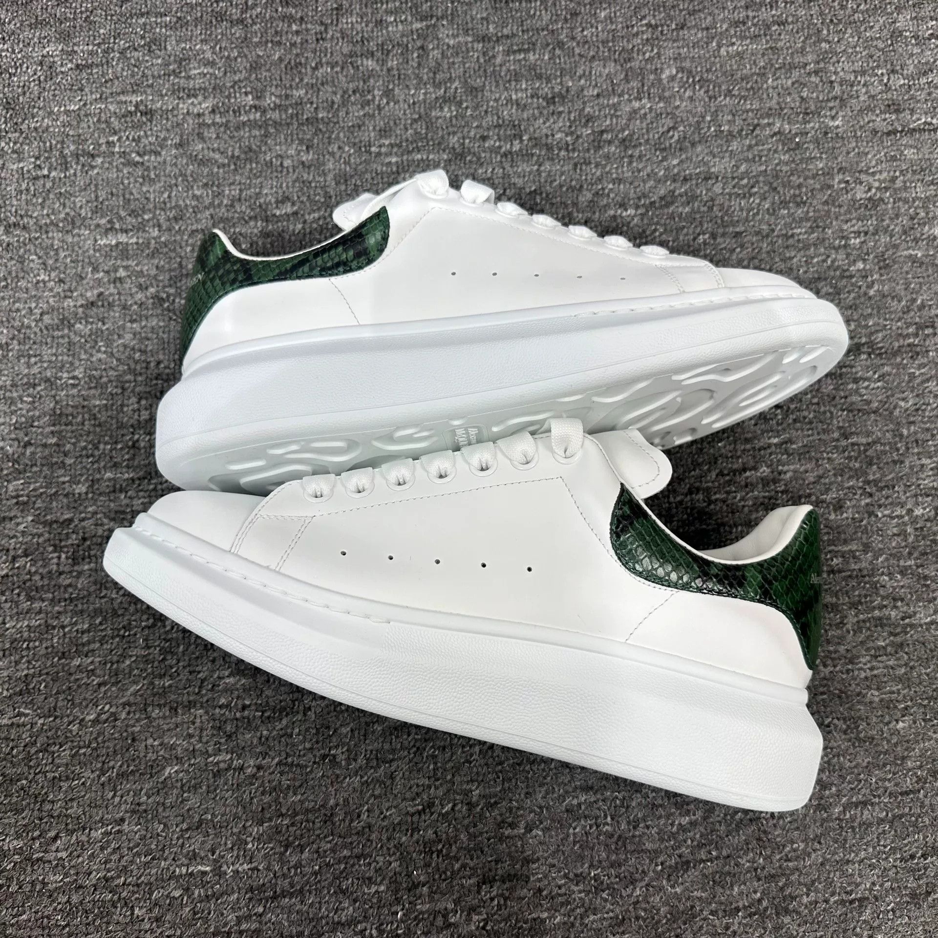 Alexander McQueen Alexander McQueen Lowtop Sneakers 9 Men Size US 9 / EU 42 - 2 Thumbnail