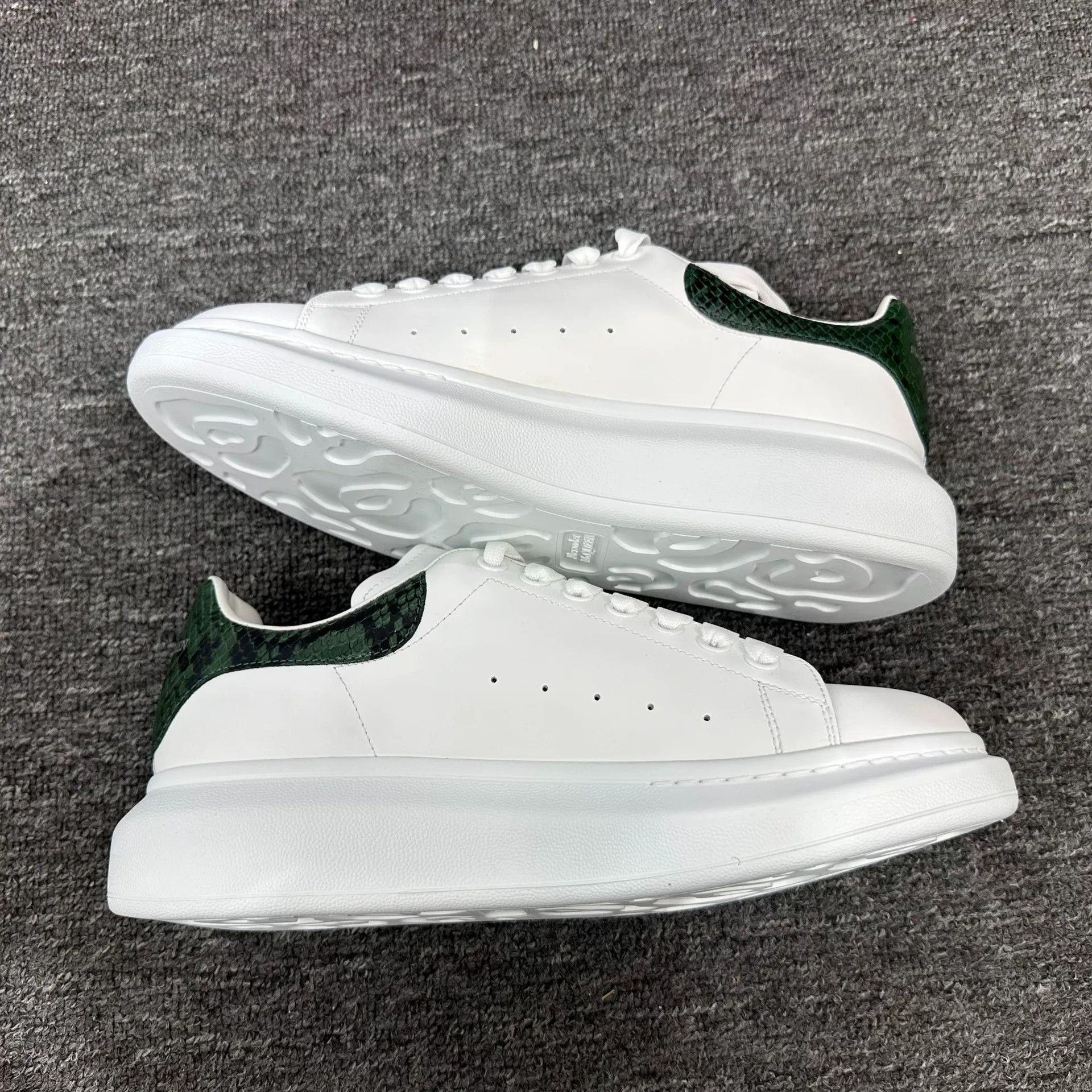 Alexander McQueen Alexander McQueen Lowtop Sneakers 9 Men Size US 9 / EU 42 - 3 Thumbnail