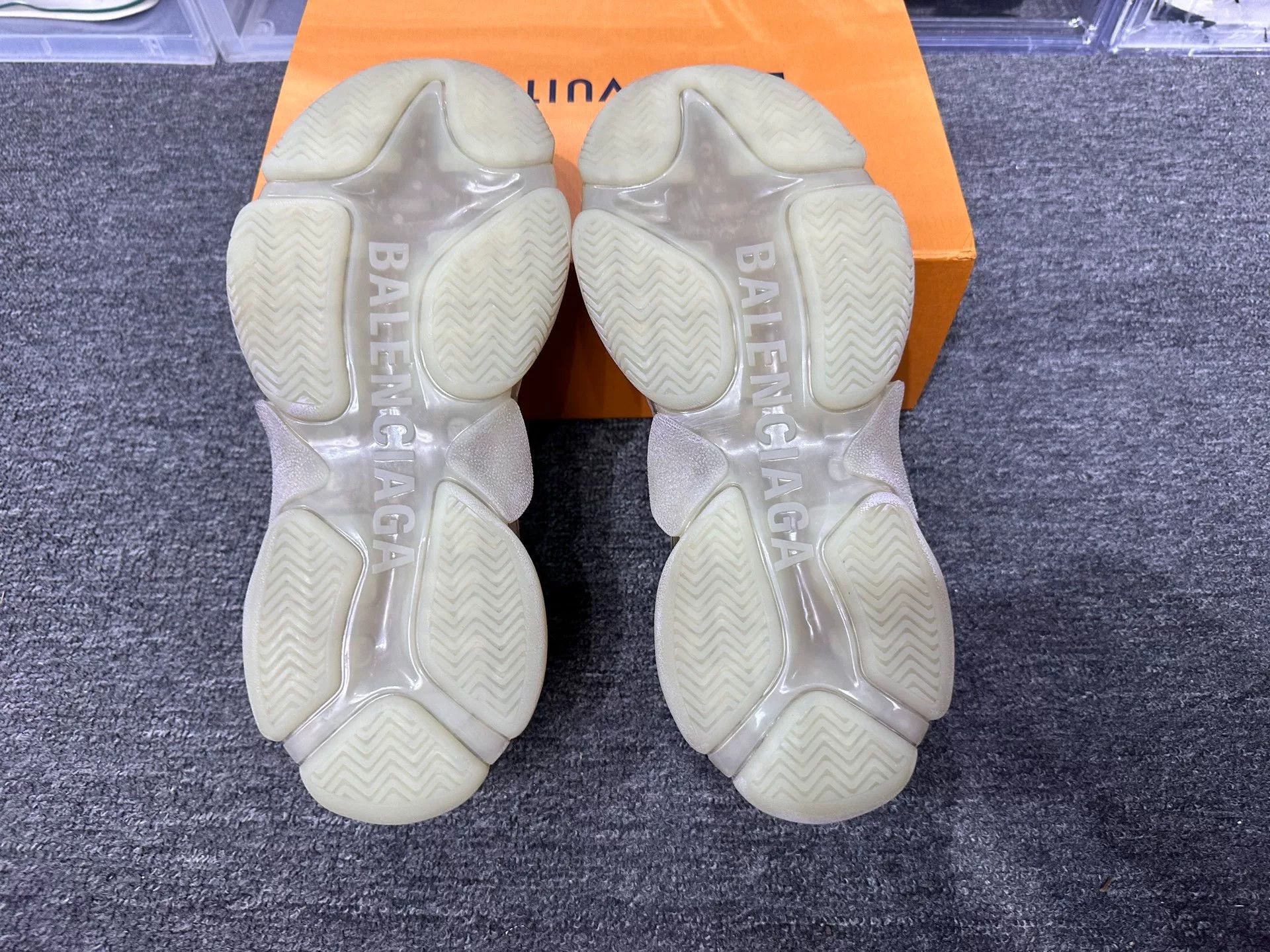 Balenciaga Balenciaga White Lowtop Sneakers 7 Men Size US 7 / EU 40 - 6 Thumbnail