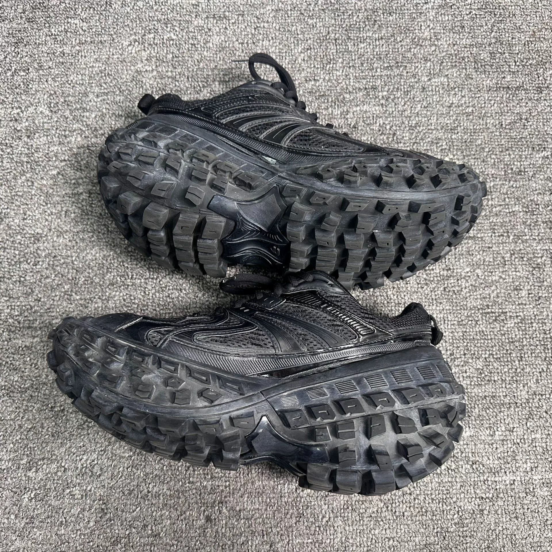 Balenciaga Balenciaga Distressed Black Lowtop Sneakers 6 Men Size US 6 / EU 39 - 3 Thumbnail