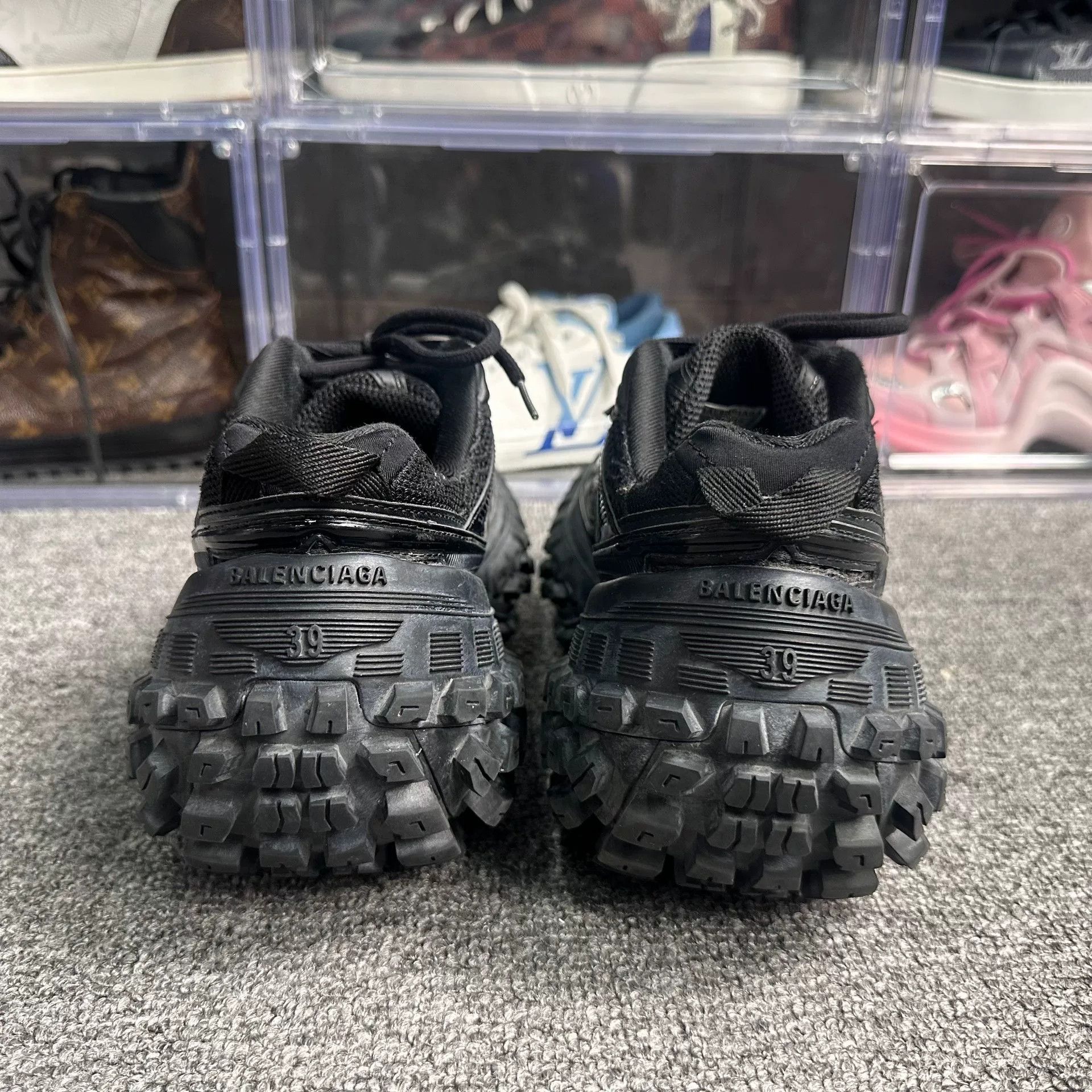 Balenciaga Balenciaga Distressed Black Lowtop Sneakers 6 Men Size US 6 / EU 39 - 5 Thumbnail