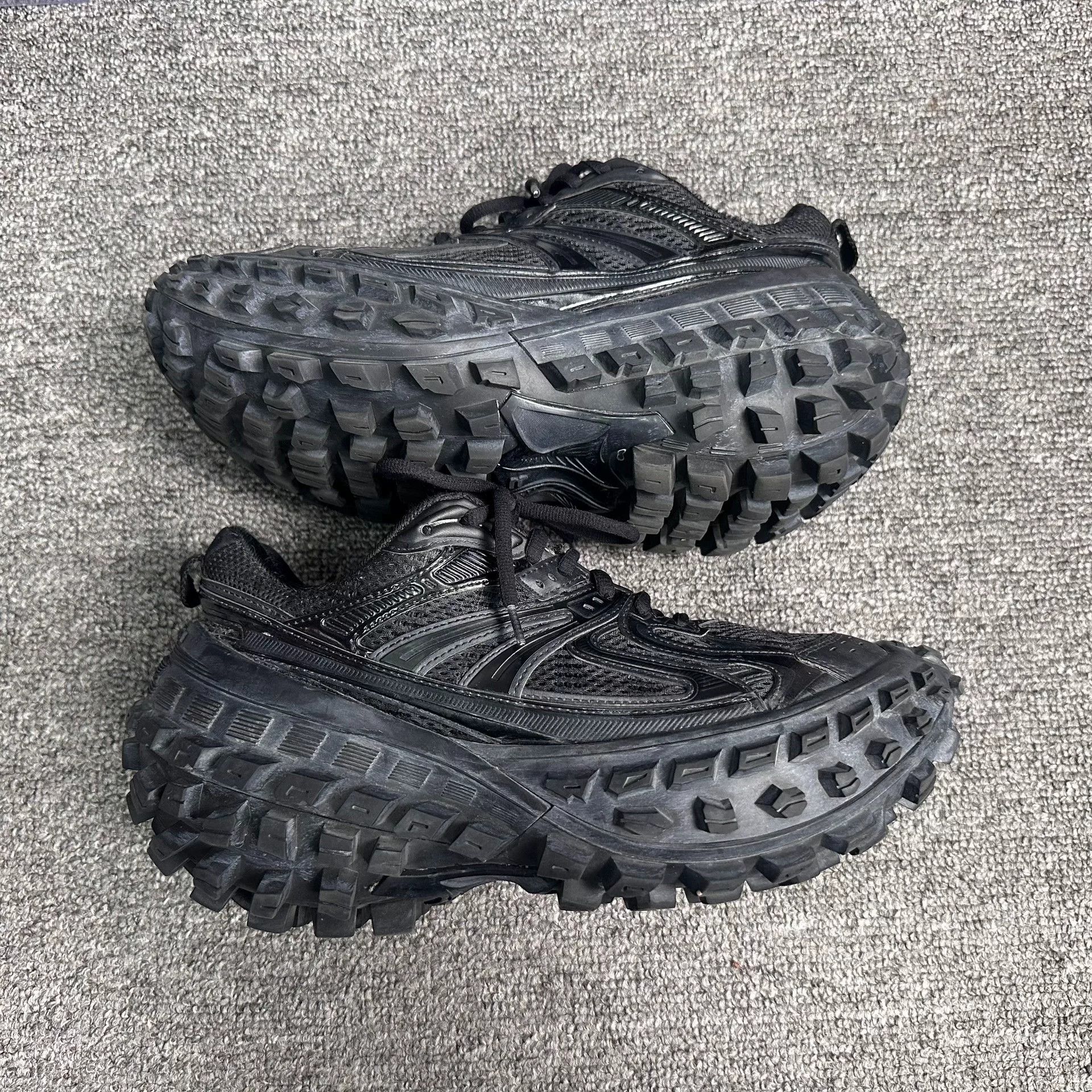 Balenciaga Balenciaga Distressed Black Lowtop Sneakers 6 Men Size US 6 / EU 39 - 2 Thumbnail