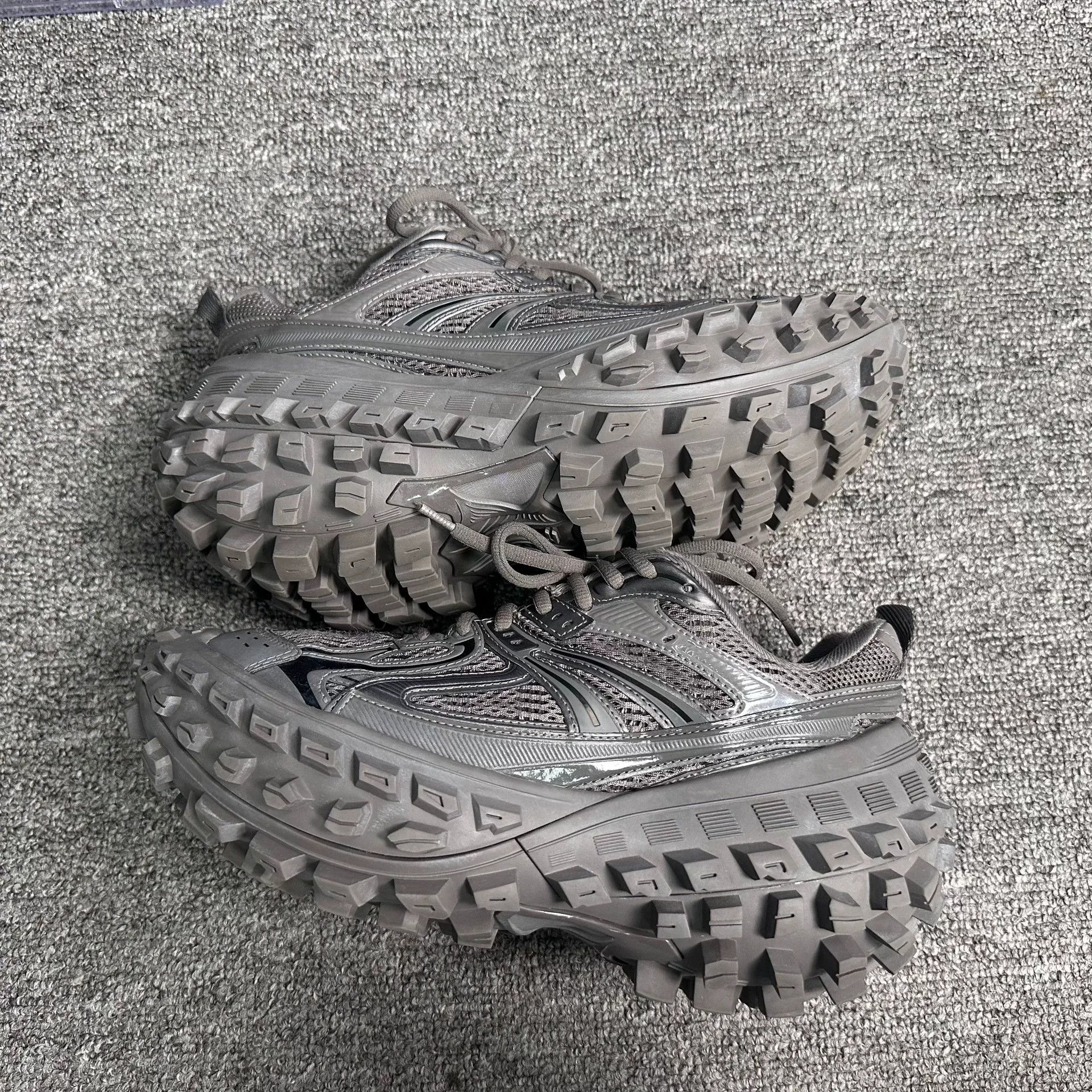 Balenciaga Balenciaga Gray Lowtop Sneakers 6 Men Size US 6 / EU 39 - 2 Thumbnail
