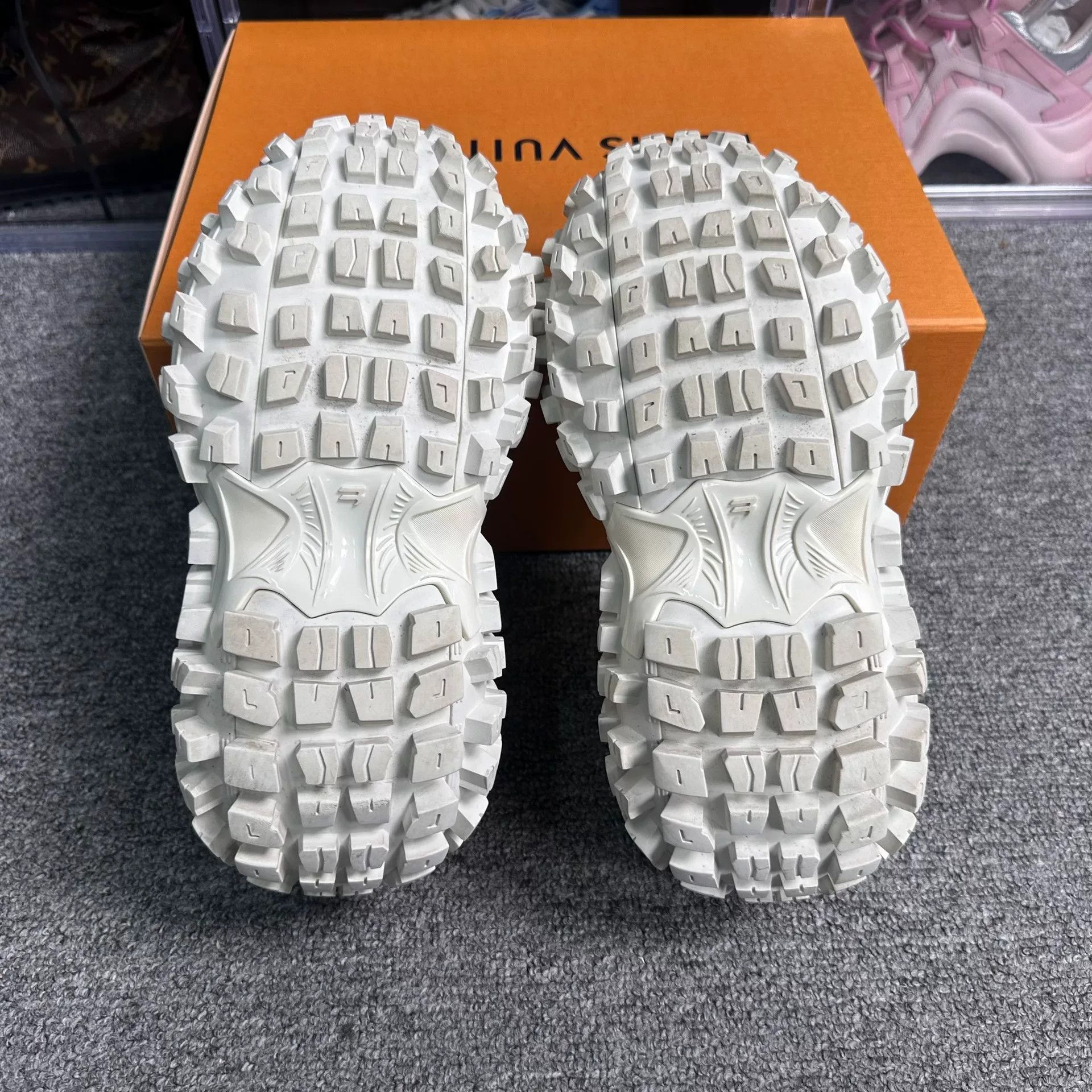 Balenciaga Balenciaga White Lowtop Sneakers us_9 Women Size US 9 / IT 39 - 6 Thumbnail