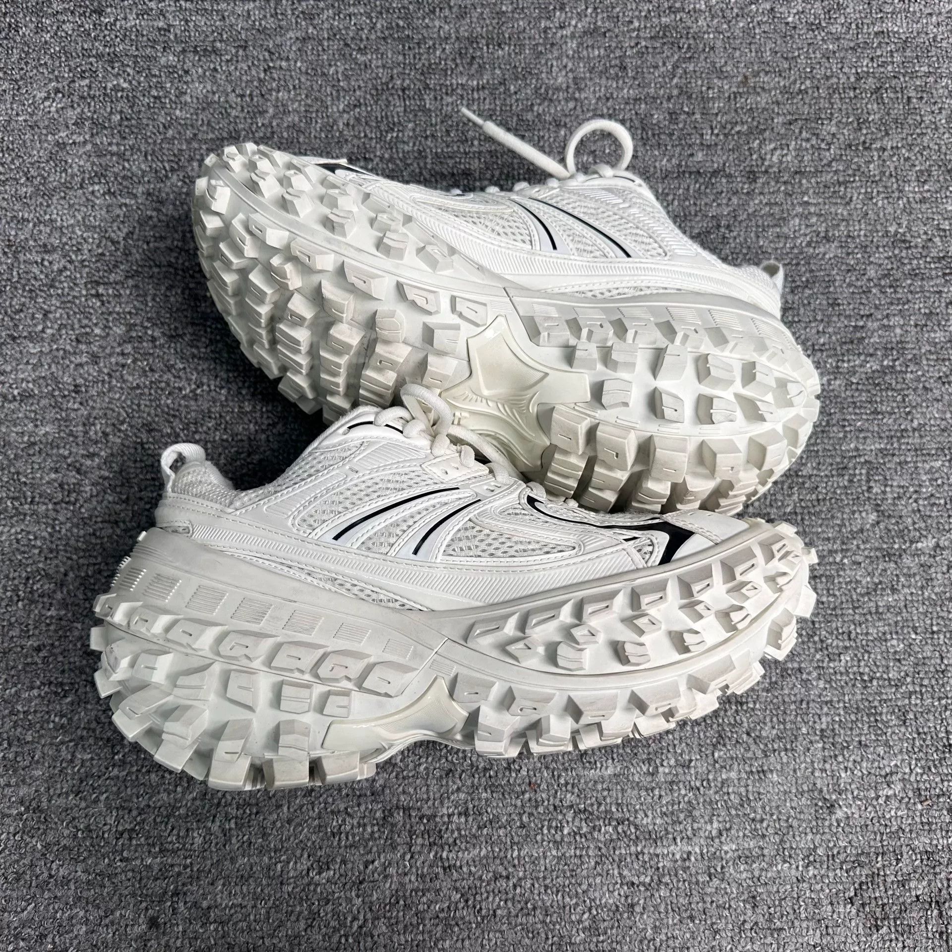 Balenciaga Balenciaga White Lowtop Sneakers us_9 Women Size US 9 / IT 39 - 3 Thumbnail