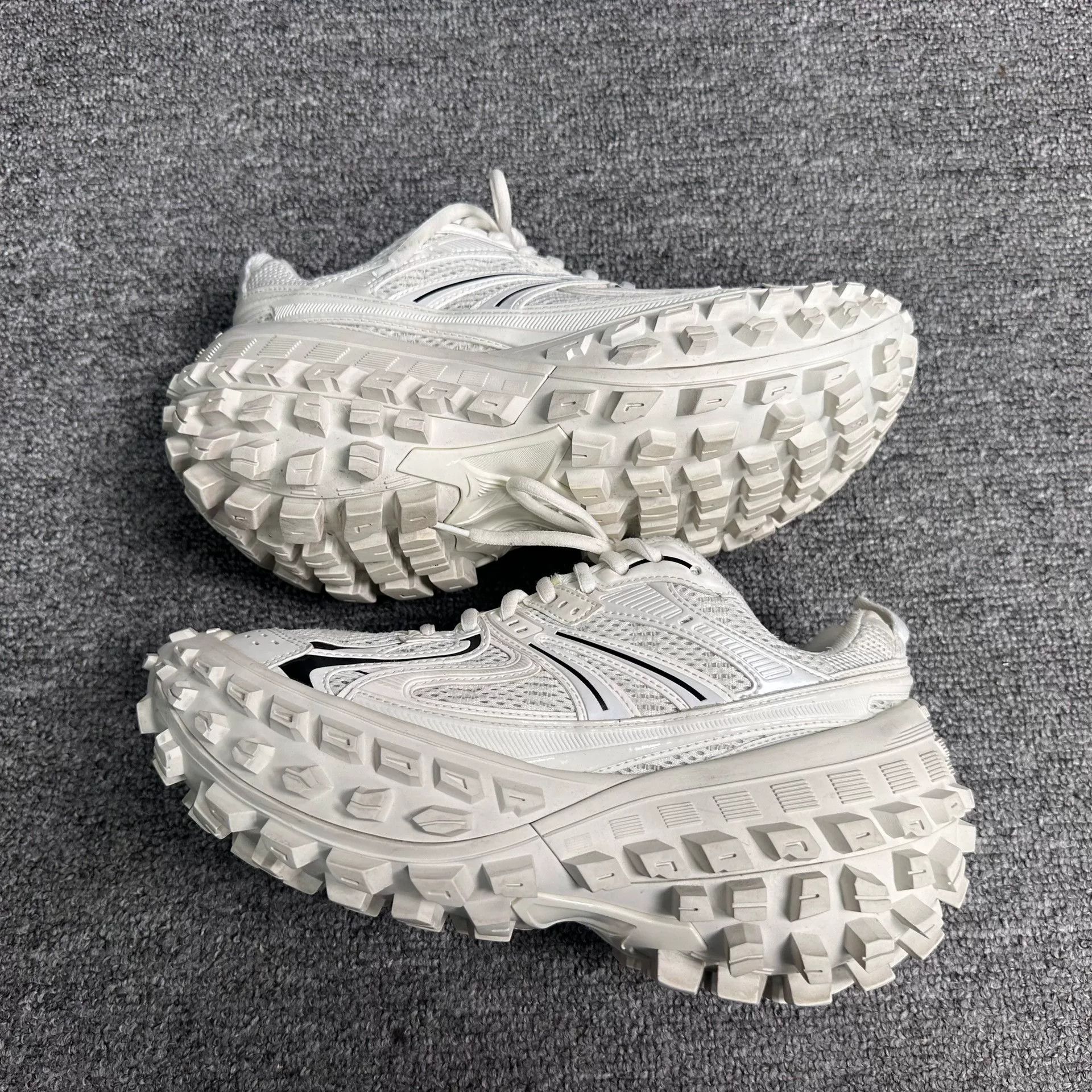 Balenciaga Balenciaga White Lowtop Sneakers us_9 Women Size US 9 / IT 39 - 2 Thumbnail