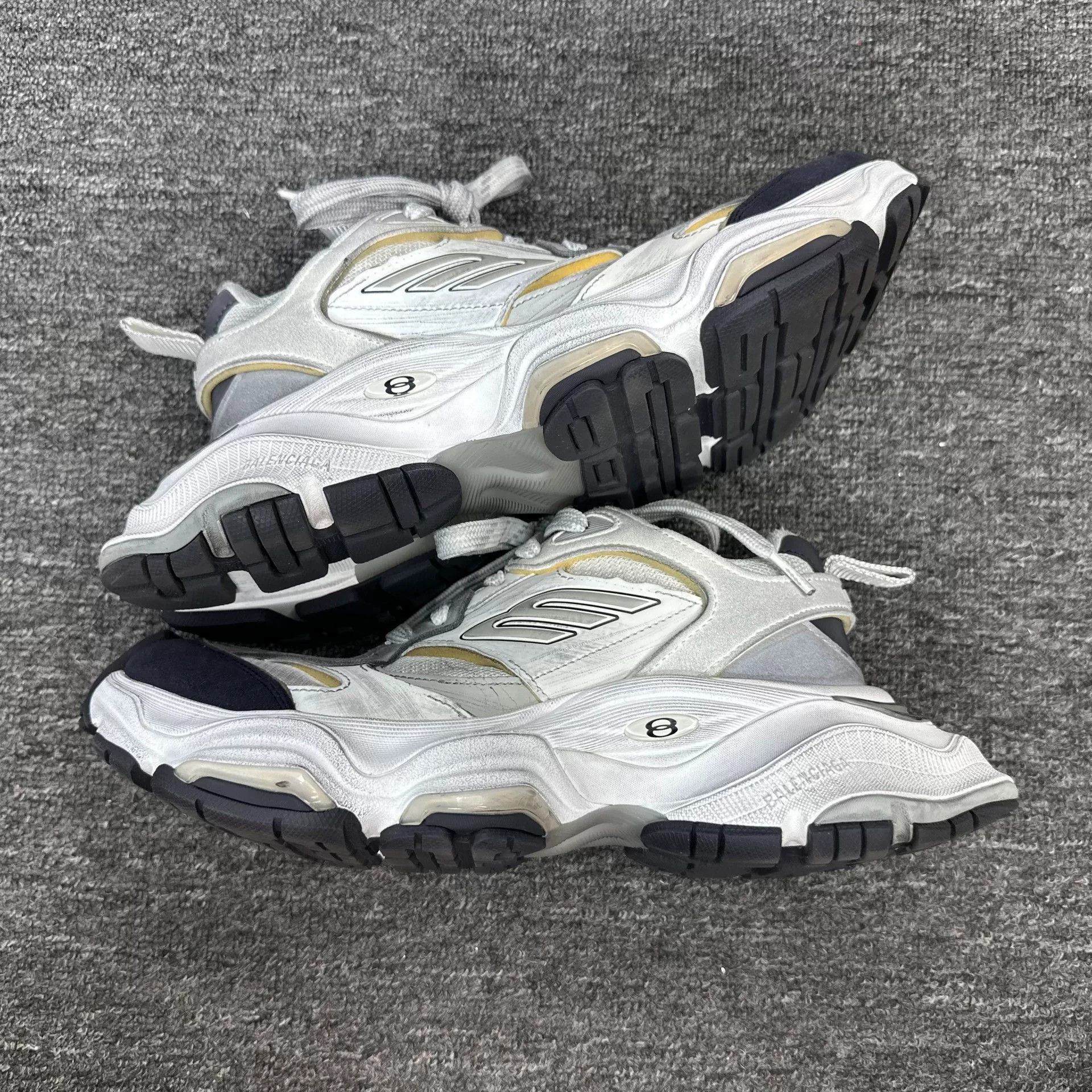 Balenciaga Balenciaga Distressed White Lowtop Sneakers us_9 Women Size US 9 / IT 39 - 2 Thumbnail