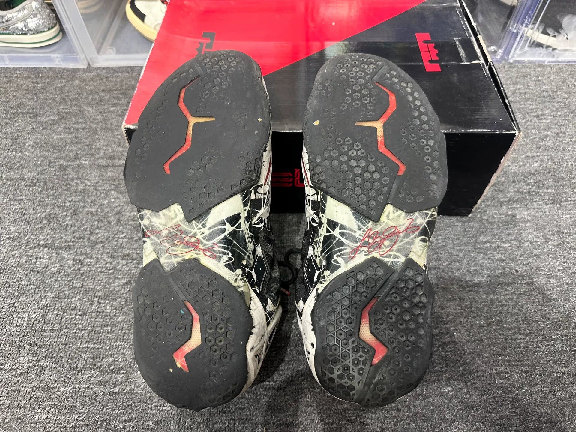 Nike Nike LEBRON Lowtop Sneakers 12 Men Size US 12 / EU 45 - 6 Thumbnail