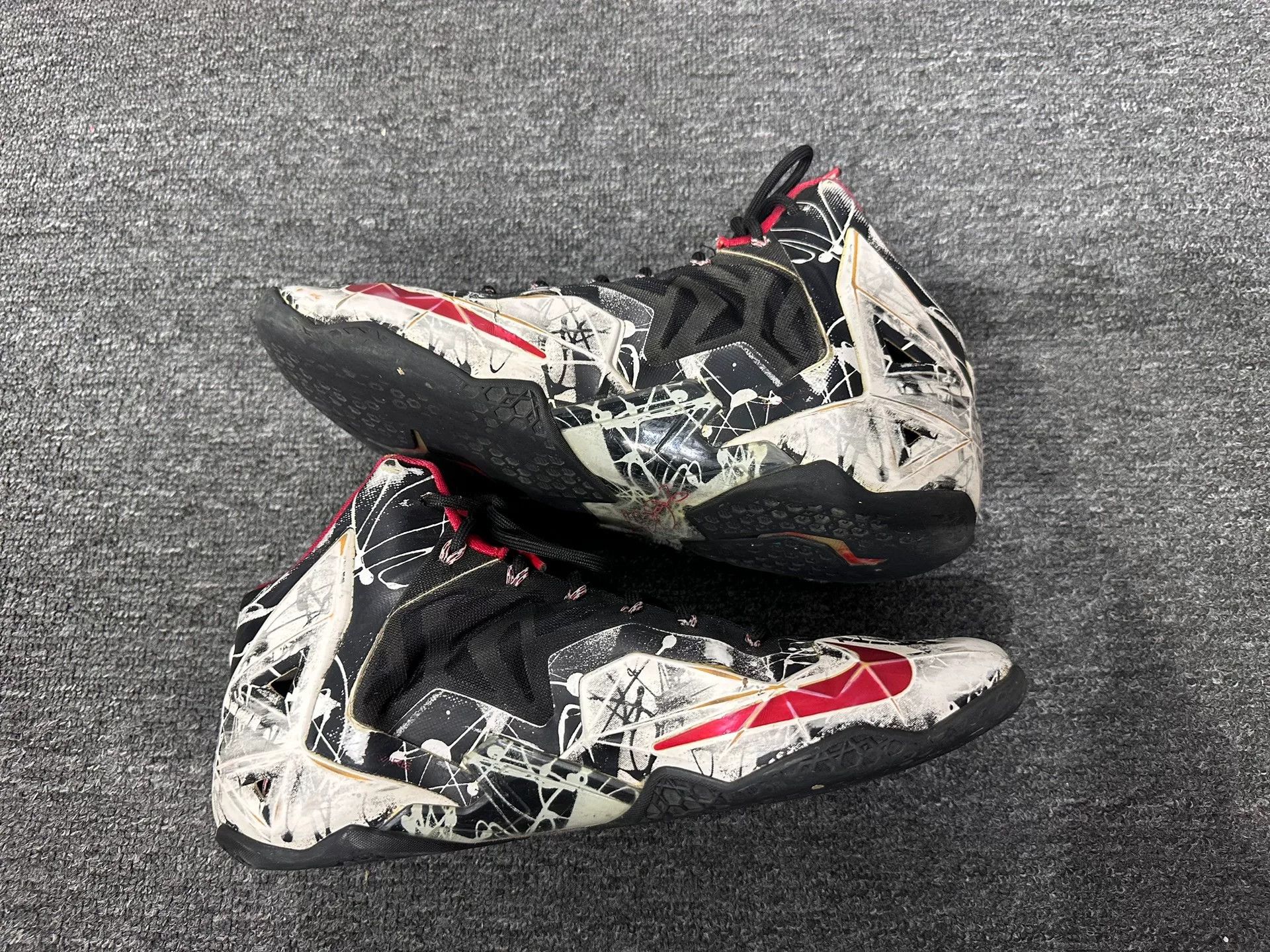 Nike Nike LEBRON Lowtop Sneakers 12 Men Size US 12 / EU 45 - 3 Thumbnail