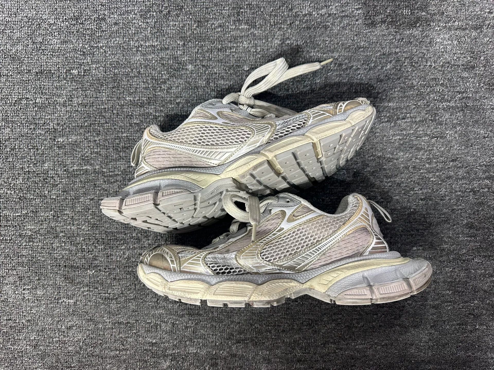 Balenciaga Balenciaga Beige Lowtop Sneakers us_9 Women Size US 9 / IT 39 - 2 Thumbnail