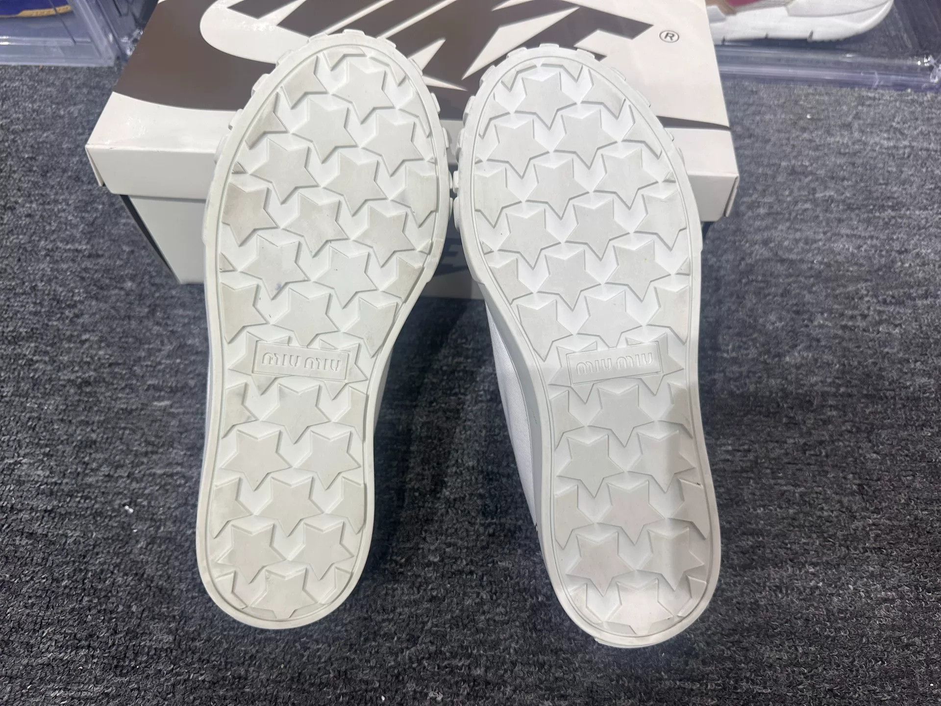 Miu Miu Miu Miu Retro Embroidered Lowtop Sneakers us_7 Women Size US 7 / IT 37 - 6 Thumbnail