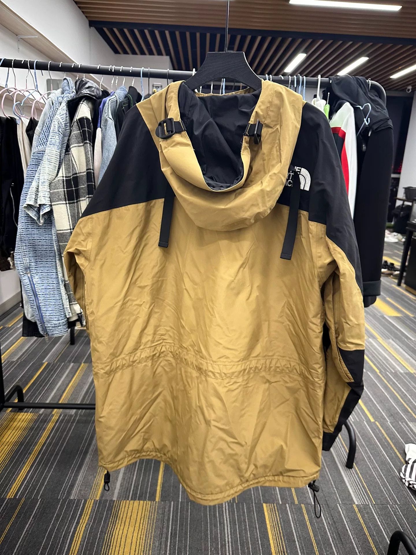 The North Face The North Face Beige Light Jacket l Men Size US L / EU 52-54 / 3 - 2 Thumbnail