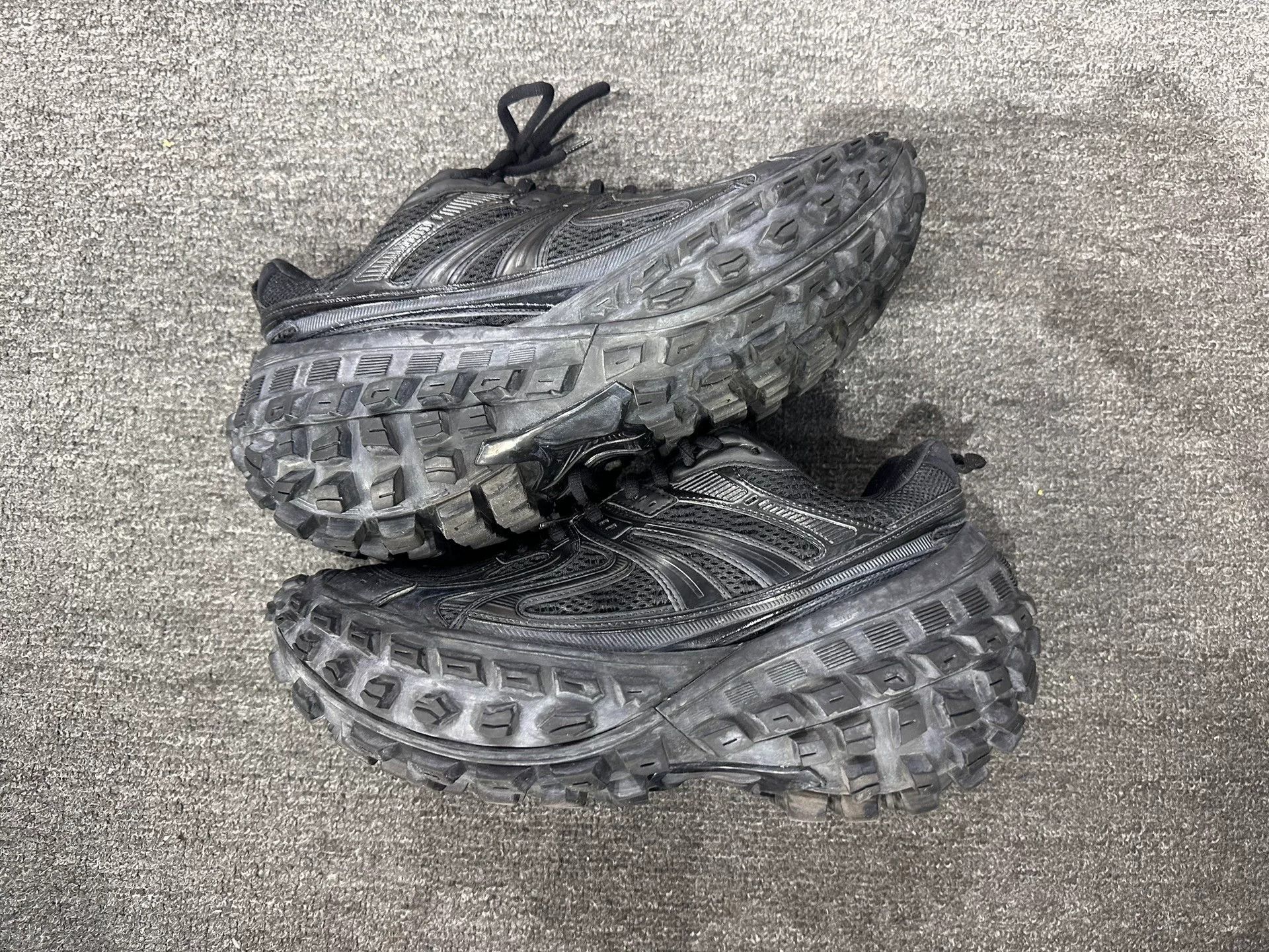 Balenciaga Balenciaga Distressed Lowtop Sneakers 9 Men Size US 9 / EU 42 - 2 Thumbnail