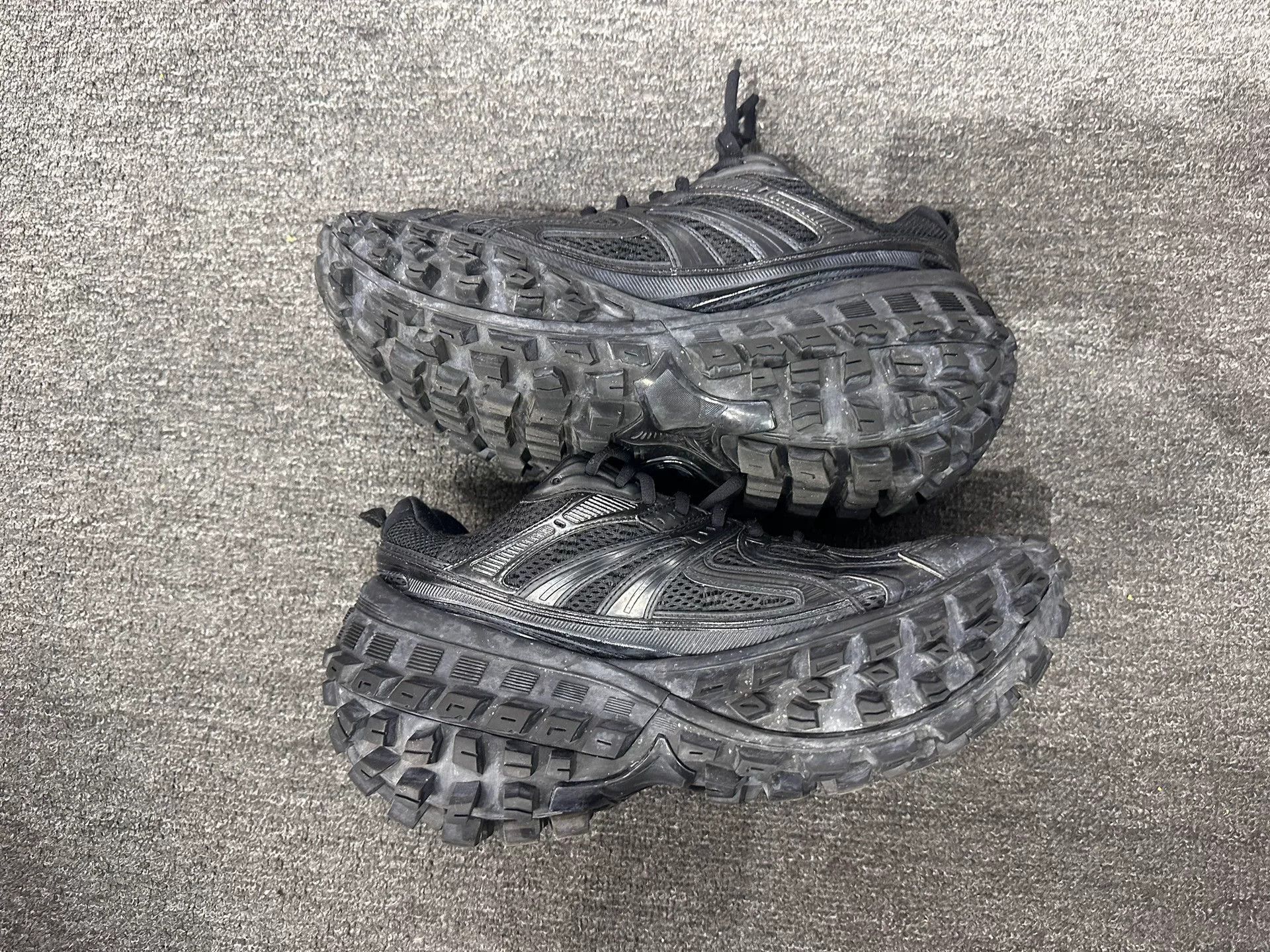 Balenciaga Balenciaga Distressed Lowtop Sneakers 9 Men Size US 9 / EU 42 - 3 Thumbnail