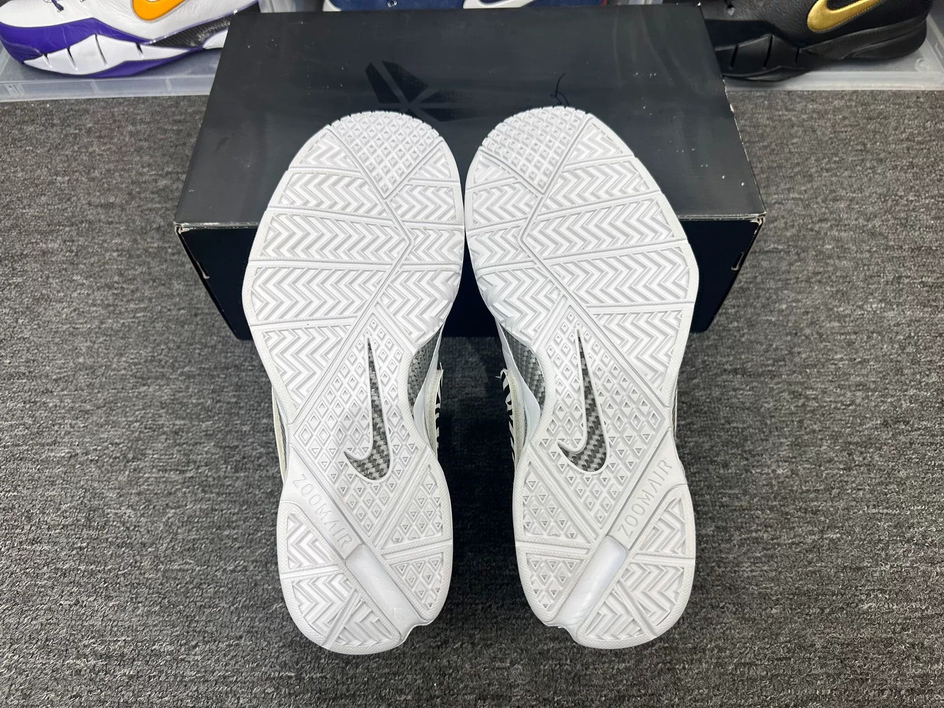 Nike Nike KOBE White Lowtop Sneakers 13 Men Size US 13 / EU 46 - 6 Thumbnail