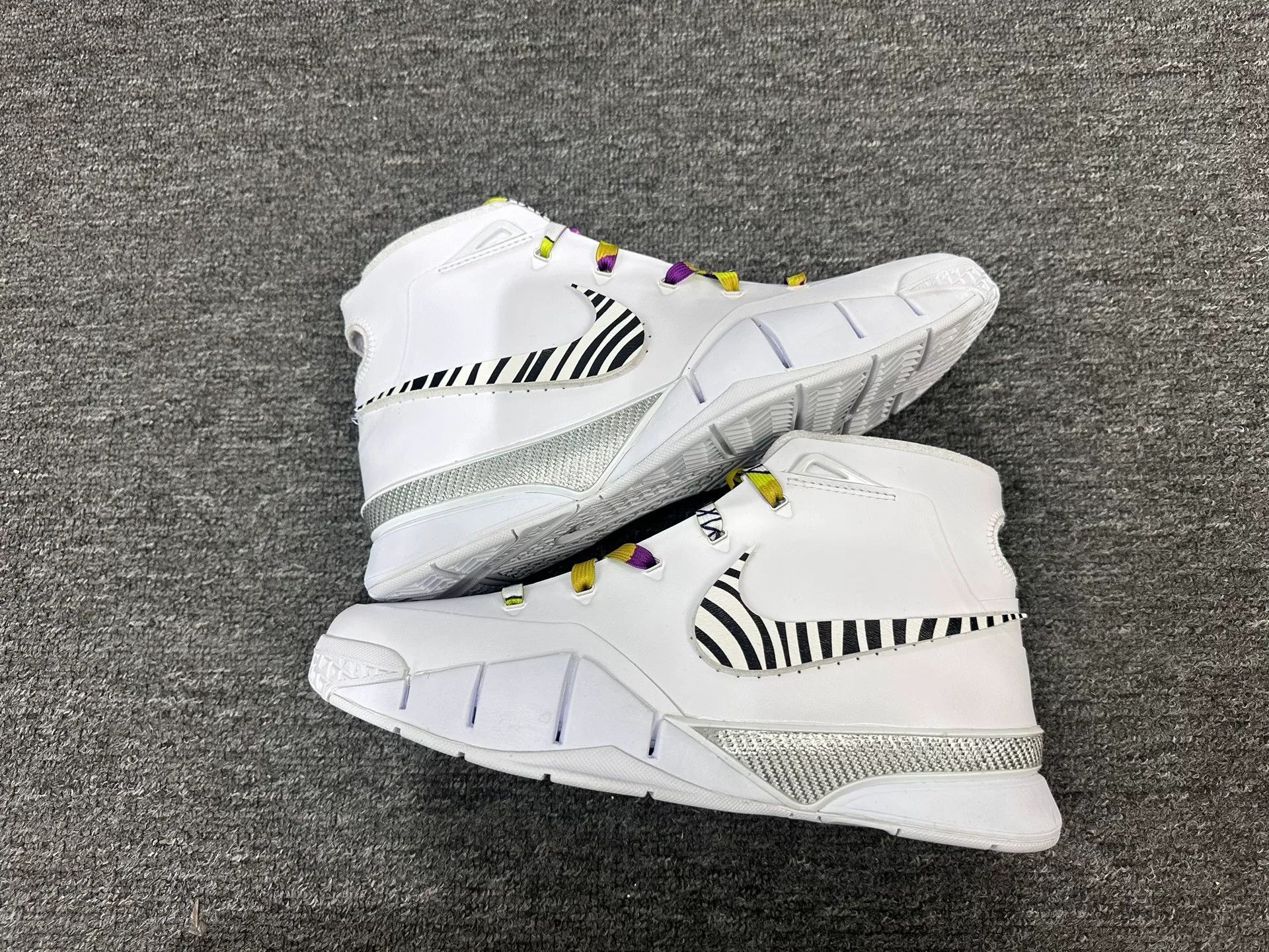 Nike Nike KOBE White Lowtop Sneakers 13 Men Size US 13 / EU 46 - 2 Thumbnail
