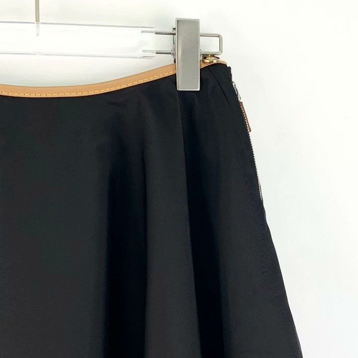 Prada Prada 2023 Black Triangle Logo Casual Midi Skirt Size 36" / US 14 / IT 50 - 3 Thumbnail