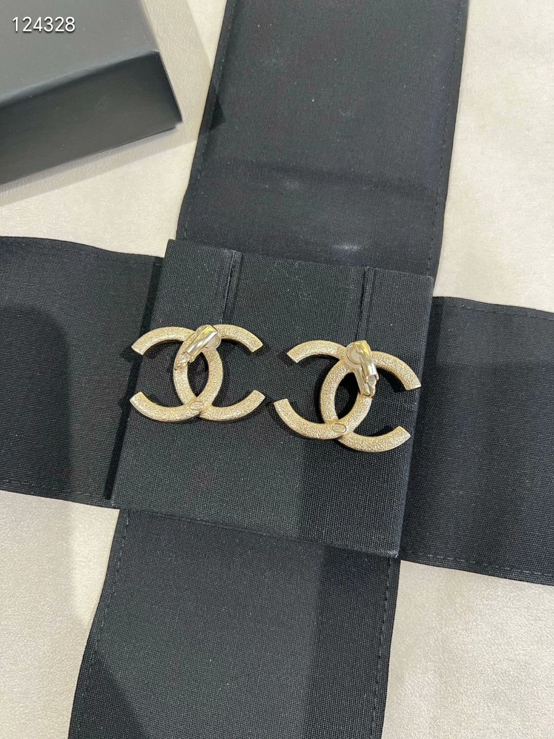 Chanel Chanel Rope Wheat Double C Gold Logo Ear Clips Size ONE SIZE - 3 Thumbnail