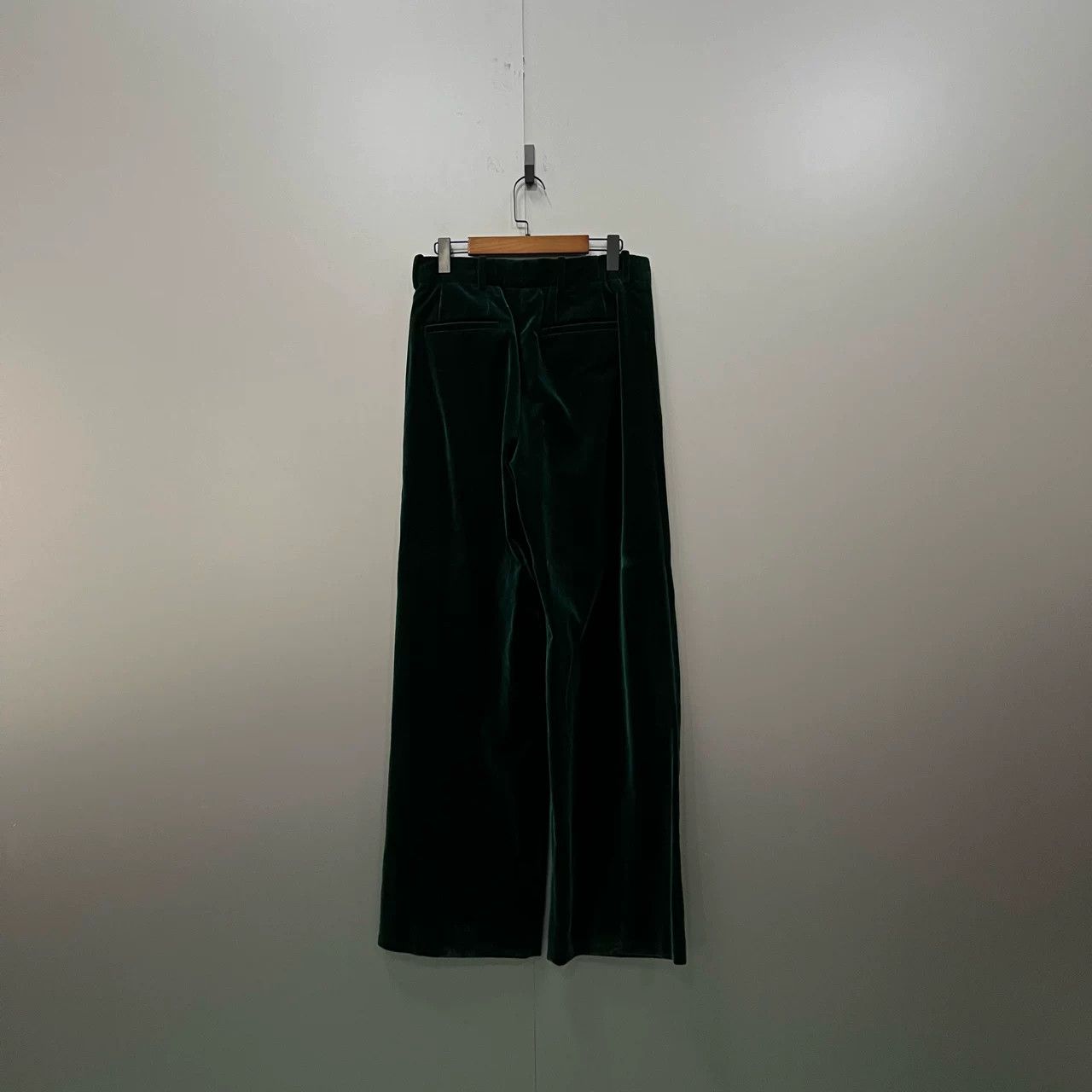 Louis Vuitton Louis Vuitton Green Velvet Loose Trousers Size 38" / US 16 / IT 52 - 2 Thumbnail
