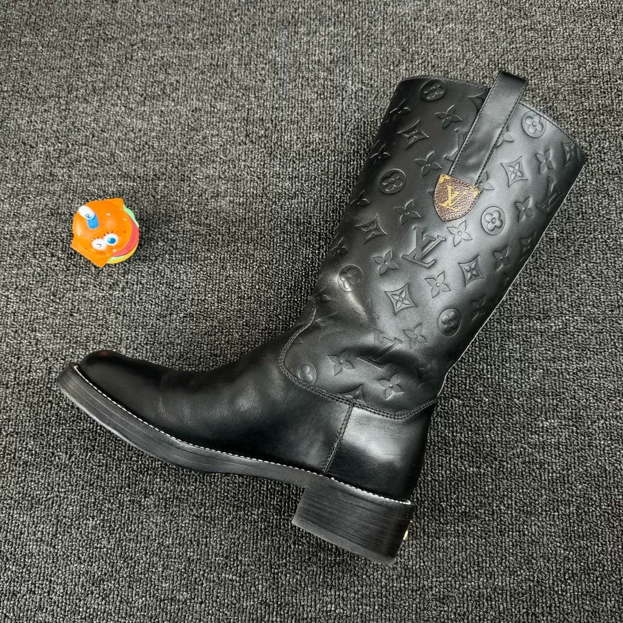 Louis Vuitton louis vuitton embossed pattern knight boots Size US 7 / IT 37 - 3 Thumbnail