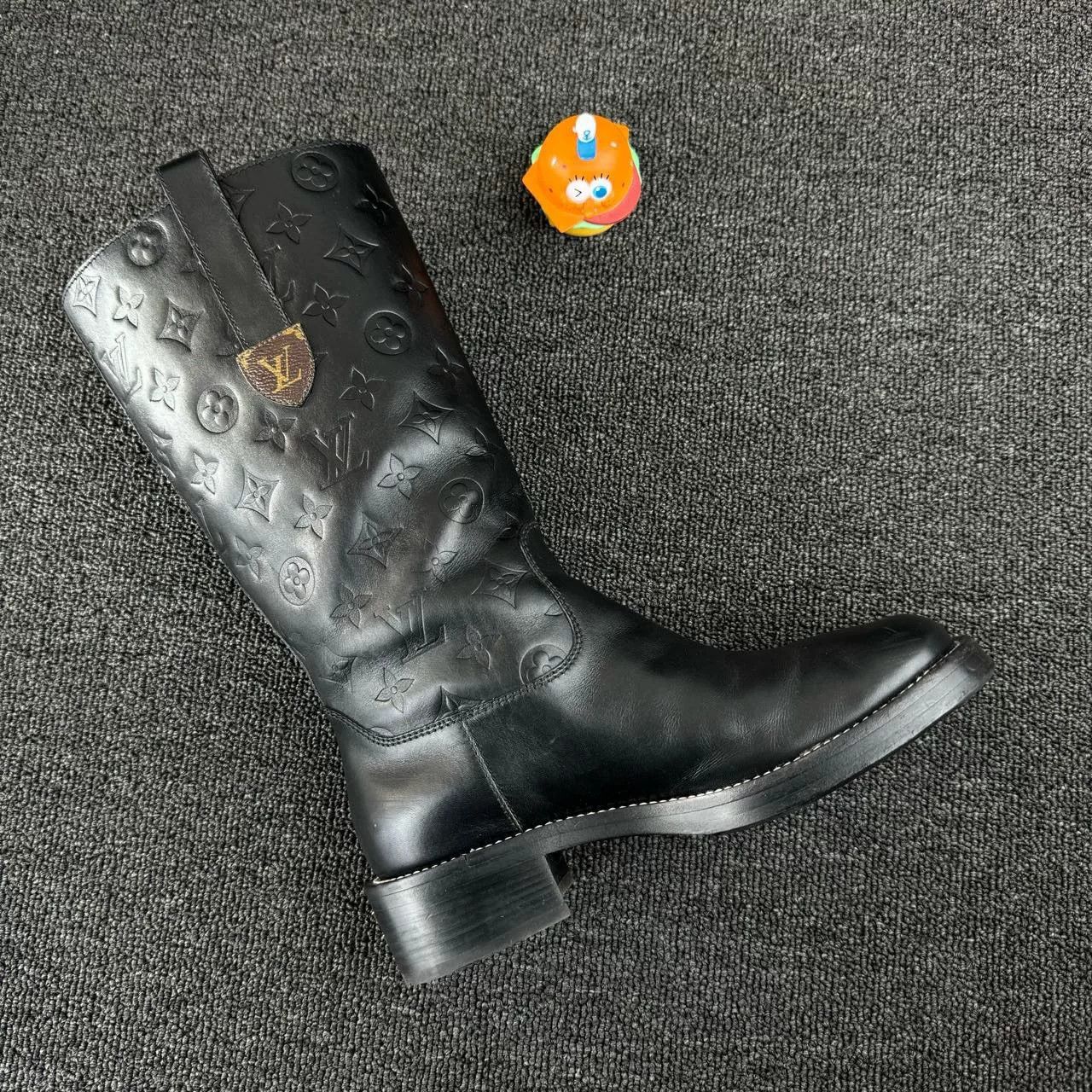 Louis Vuitton louis vuitton embossed pattern knight boots Size US 7 / IT 37 - 6 Thumbnail