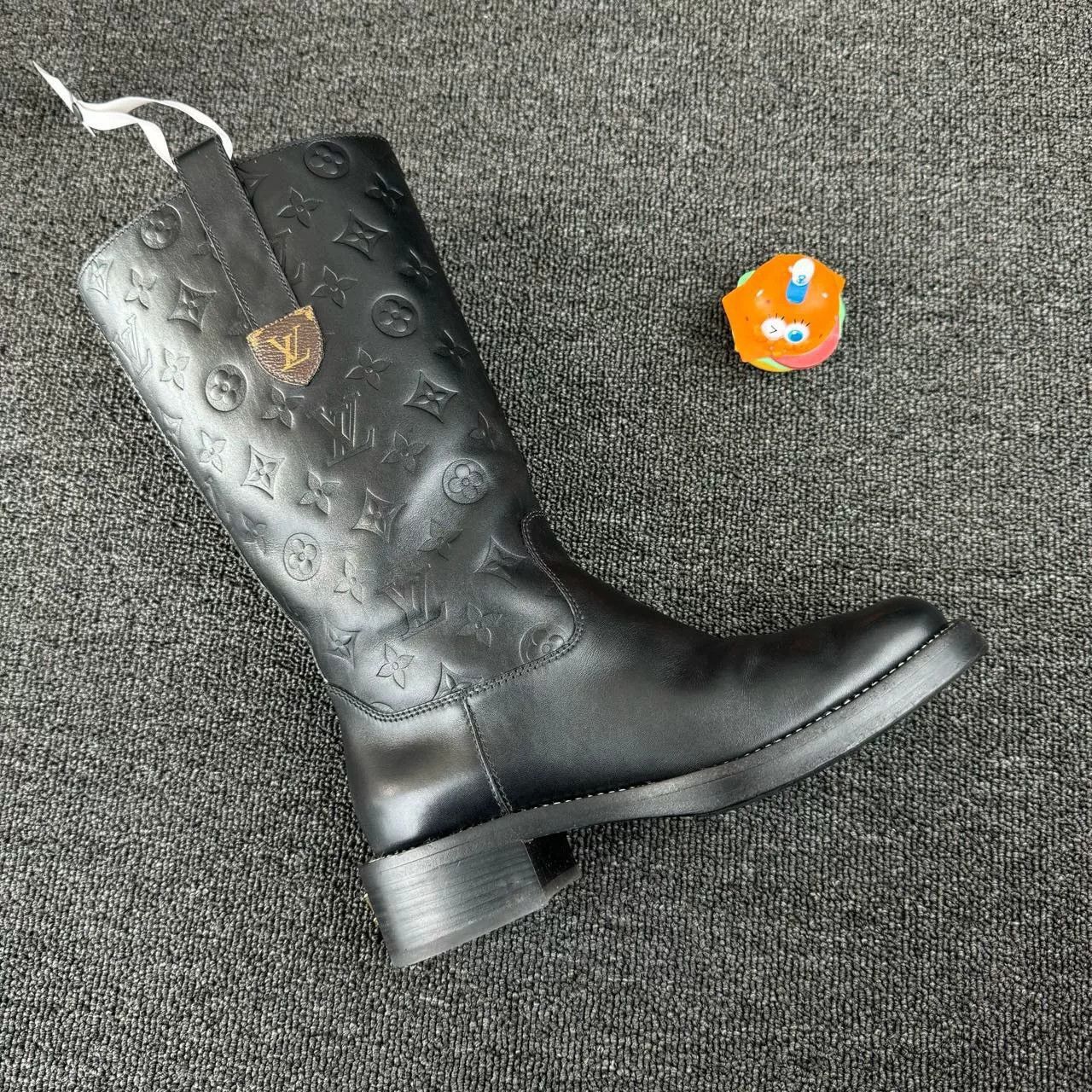 Louis Vuitton louis vuitton embossed pattern knight boots Size US 7 / IT 37 - 4 Thumbnail