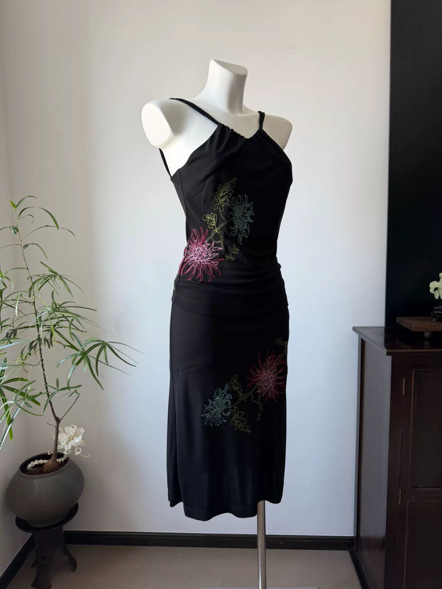 Bcbgmaxazria BCBG Chinese Neckline Embroidery Set Size M / US 6-8 / IT 42-44 - 3 Thumbnail
