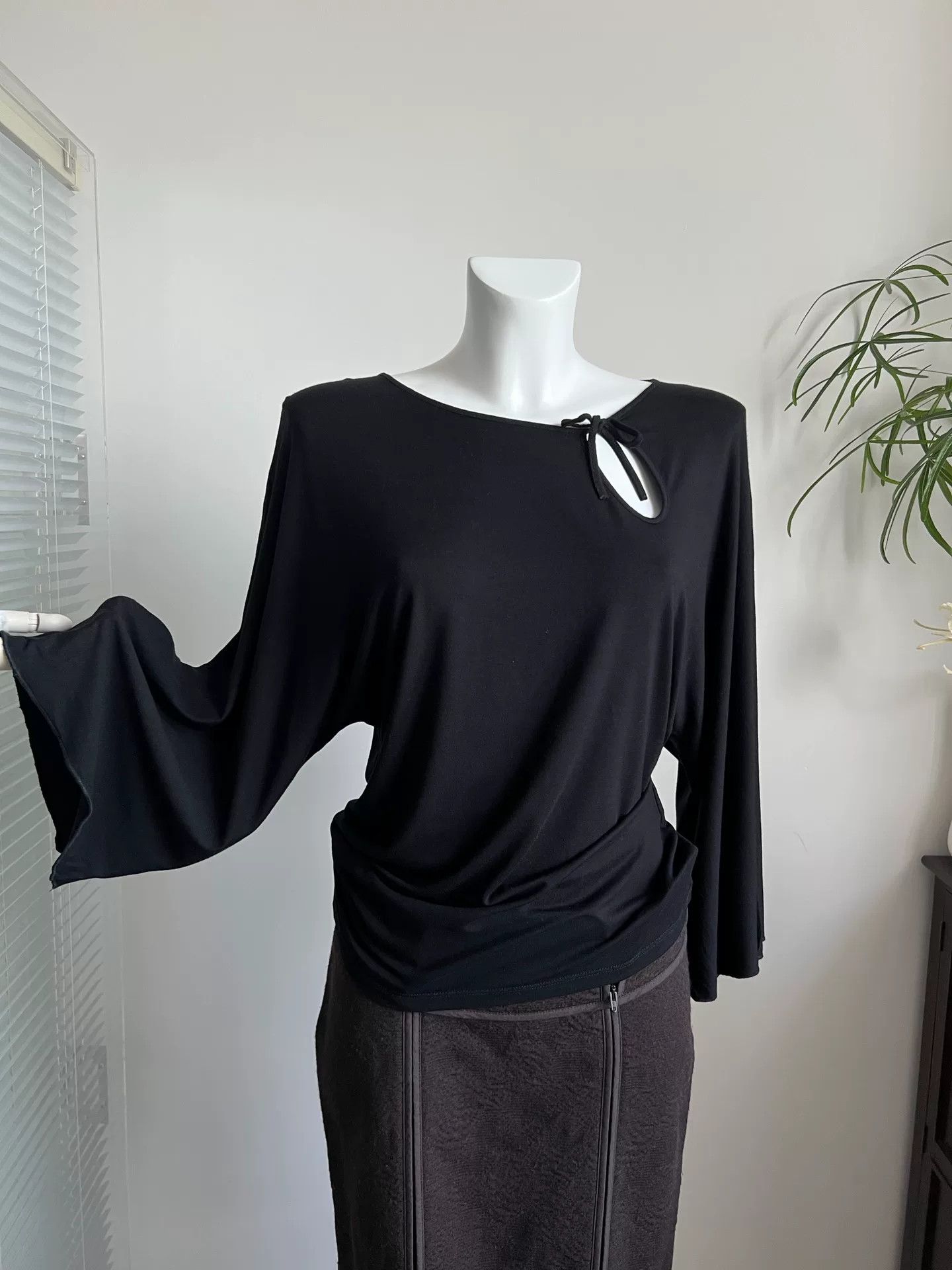 Max Mara Max Mara Black Cutout 3/4 Sleeve Top Size M / US 6-8 / IT 42-44 - 2 Thumbnail