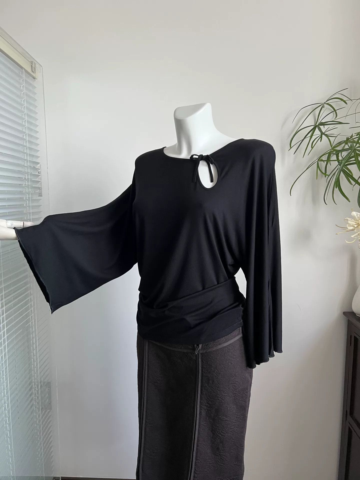 Max Mara Max Mara Black Cutout 3/4 Sleeve Top Size M / US 6-8 / IT 42-44 - 3 Thumbnail