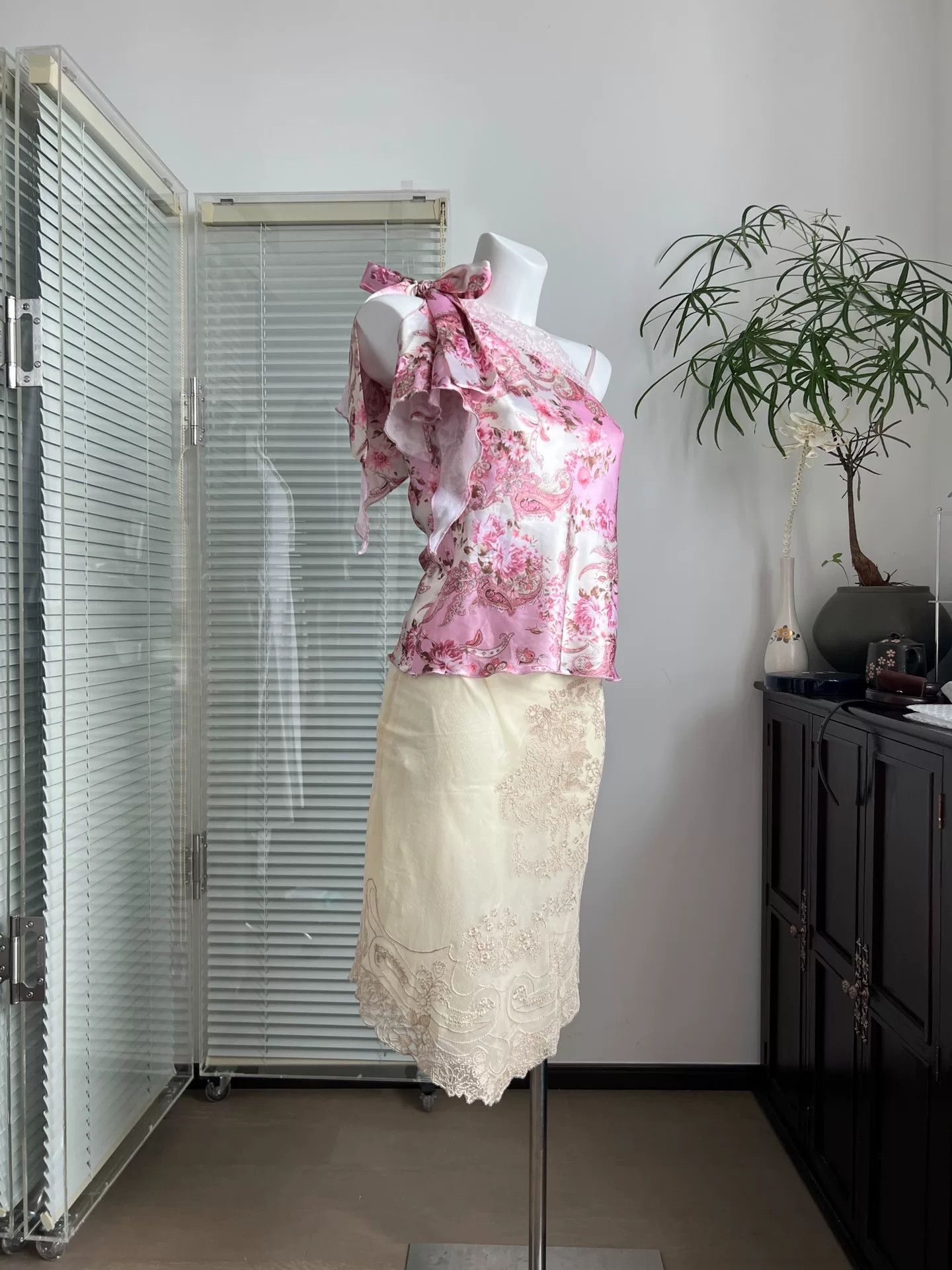 Other Pink Beaded Satin Floral Camisole Top Size S / US 4 / IT 40 - 4 Thumbnail