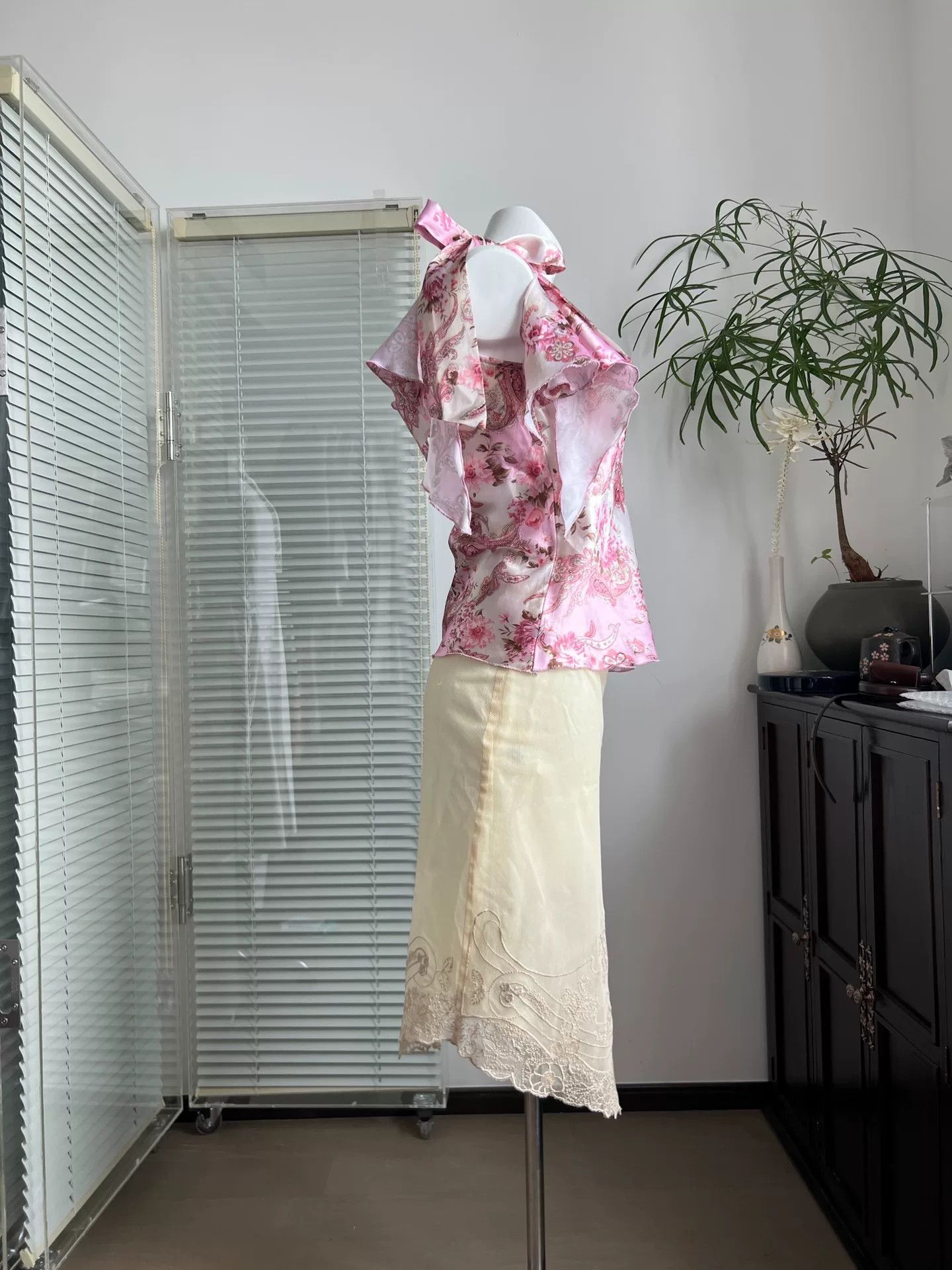 Other Pink Beaded Satin Floral Camisole Top Size S / US 4 / IT 40 - 5 Thumbnail