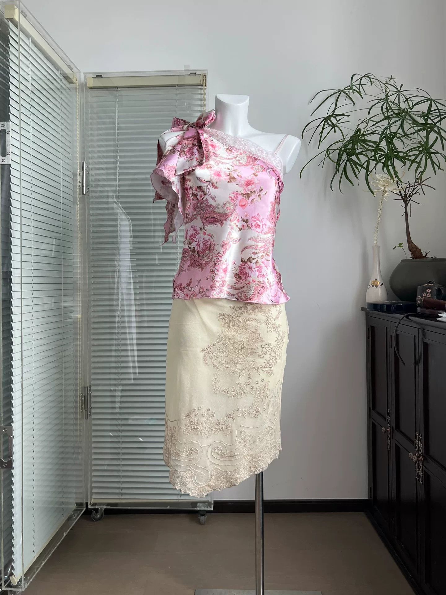 Other Pink Beaded Satin Floral Camisole Top Size S / US 4 / IT 40 - 2 Thumbnail