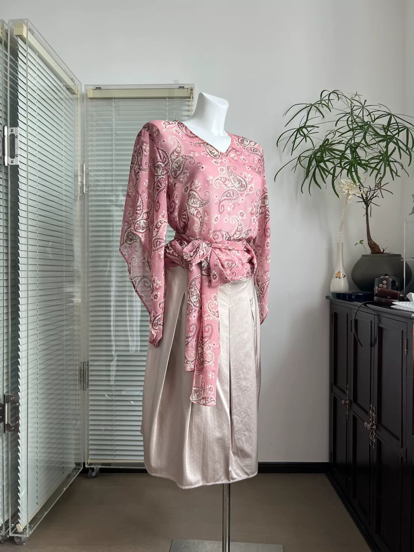 Other Vintage Pink Paisley Ruffled Sleeve Blouse Size M / US 6-8 / IT 42-44 - 2 Thumbnail