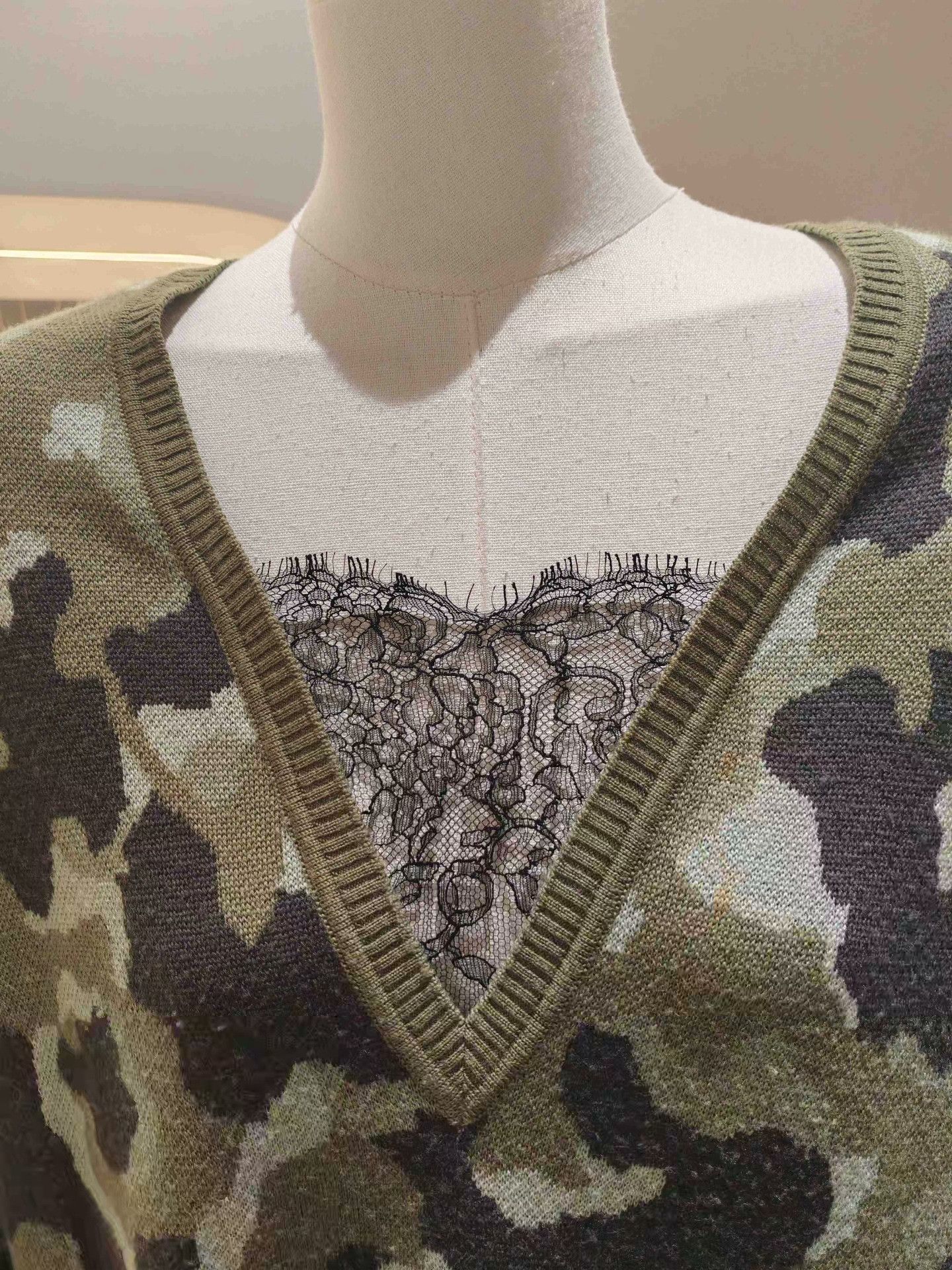 RED Valentino RED VALENTINO Camouflage V-Neck Knit Size M / US 6-8 / IT 42-44 - 4 Thumbnail