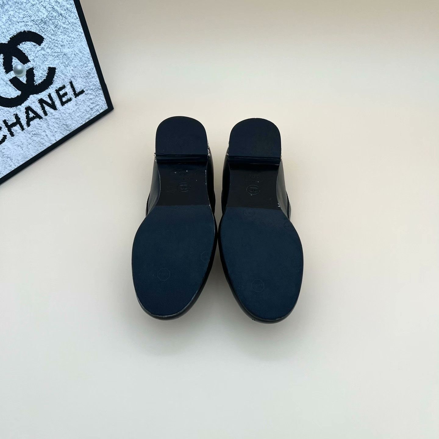 Chanel Chanel Gold Lowtop Sneakers us_6 Women Size US 6 / IT 36 - 5 Thumbnail