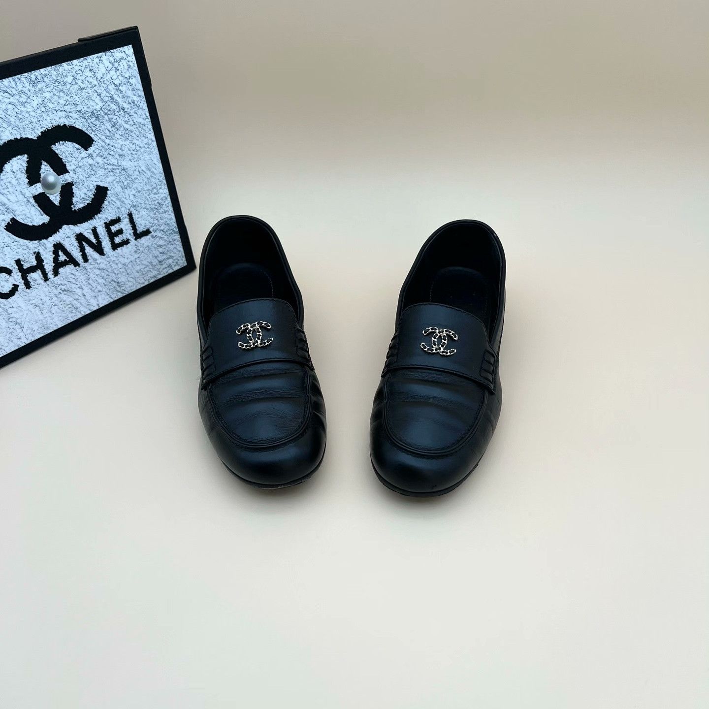 Chanel Chanel Gold Lowtop Sneakers us_6 Women Size US 6 / IT 36 - 2 Thumbnail
