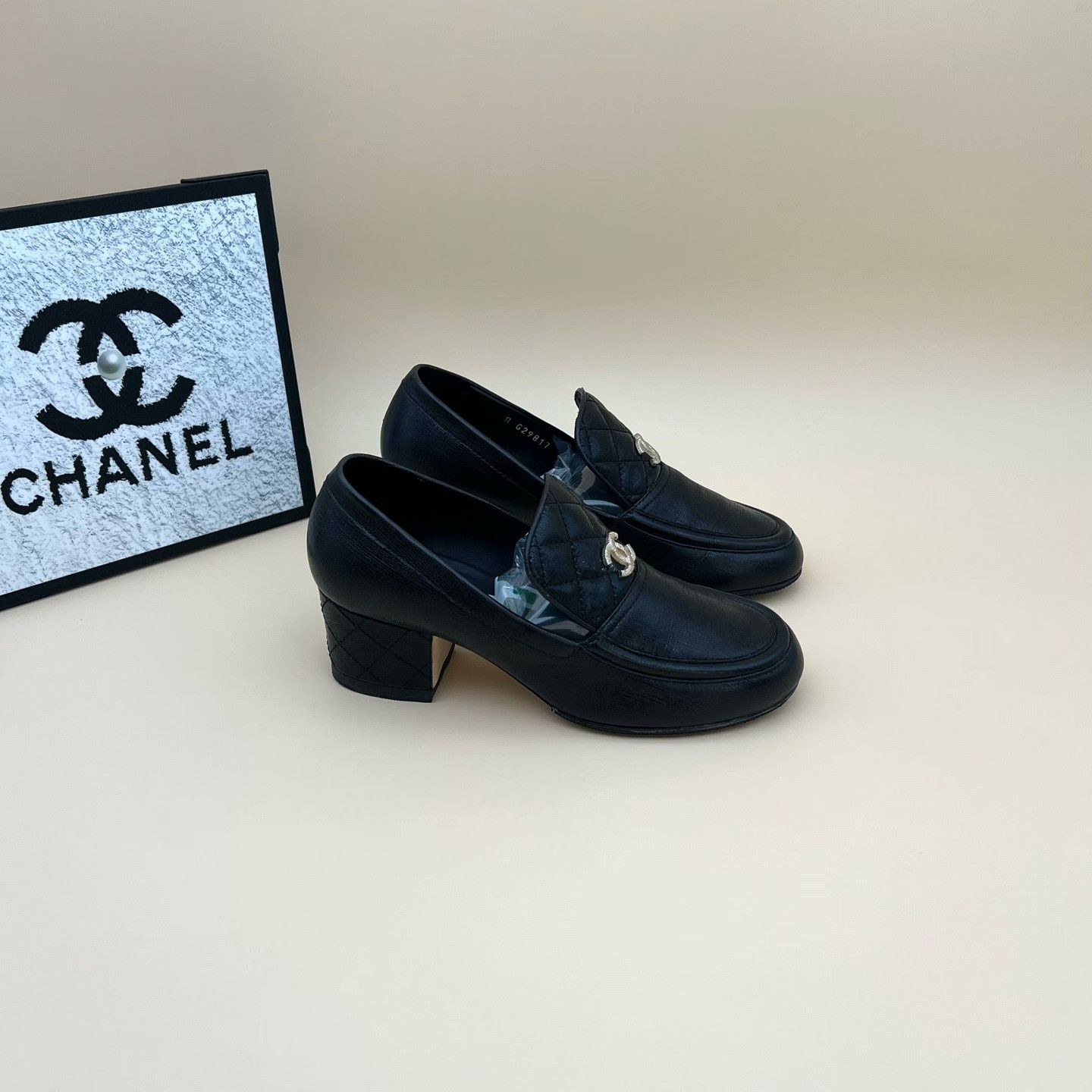 Chanel Chanel Plaid Lowtop Sneakers us_7 Women Size US 7 / IT 37 - 4 Thumbnail
