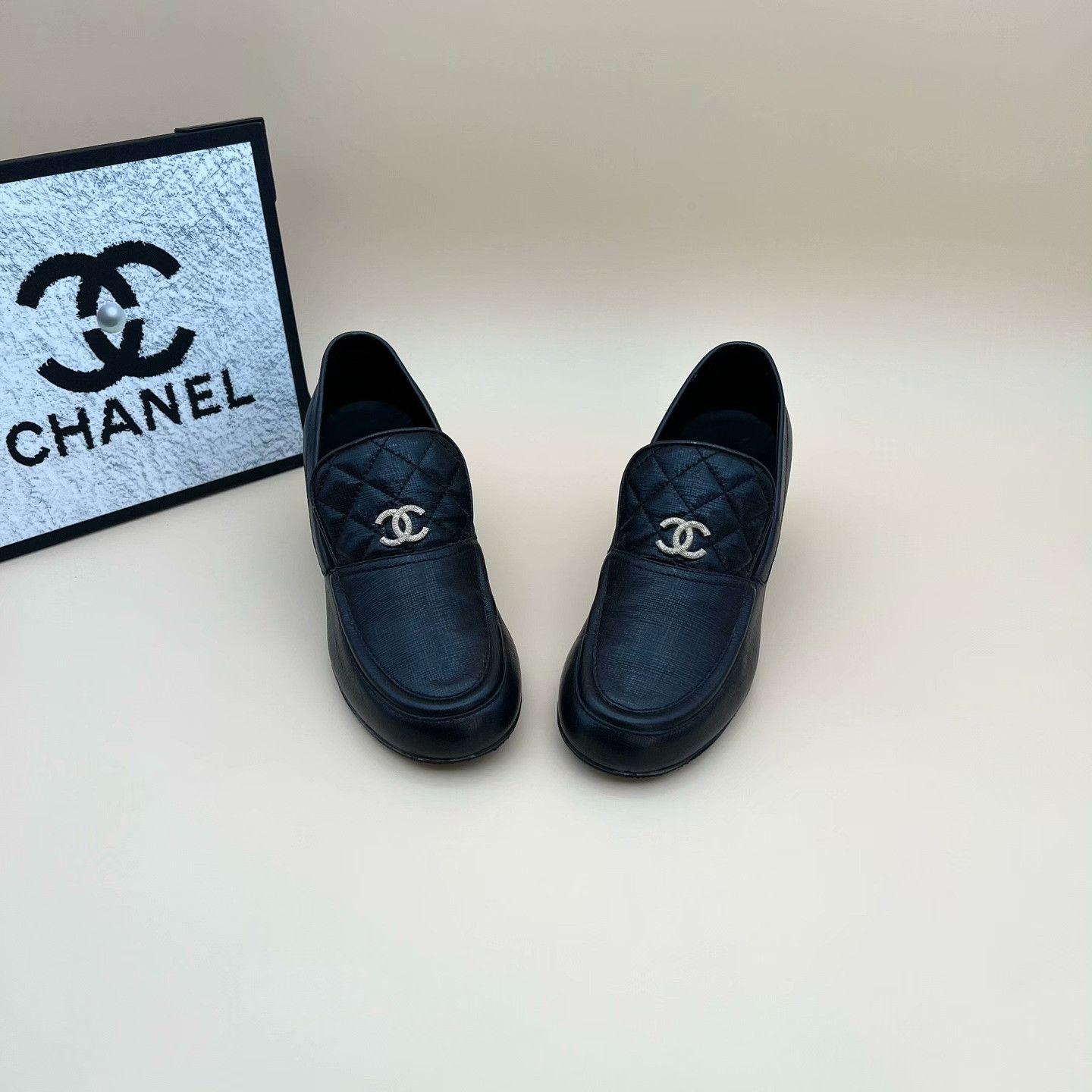 Chanel Chanel Plaid Lowtop Sneakers us_7 Women Size US 7 / IT 37 - 2 Thumbnail