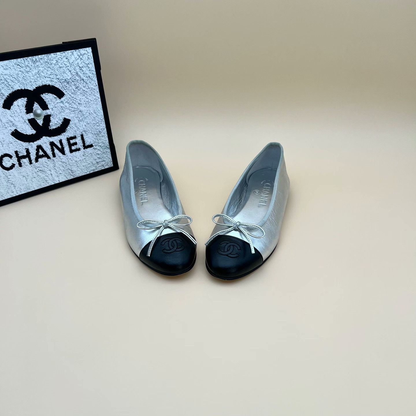 Chanel Chanel Casual Silver Lowtop Sneakers us_6 Women Size US 6 / IT 36 - 2 Thumbnail