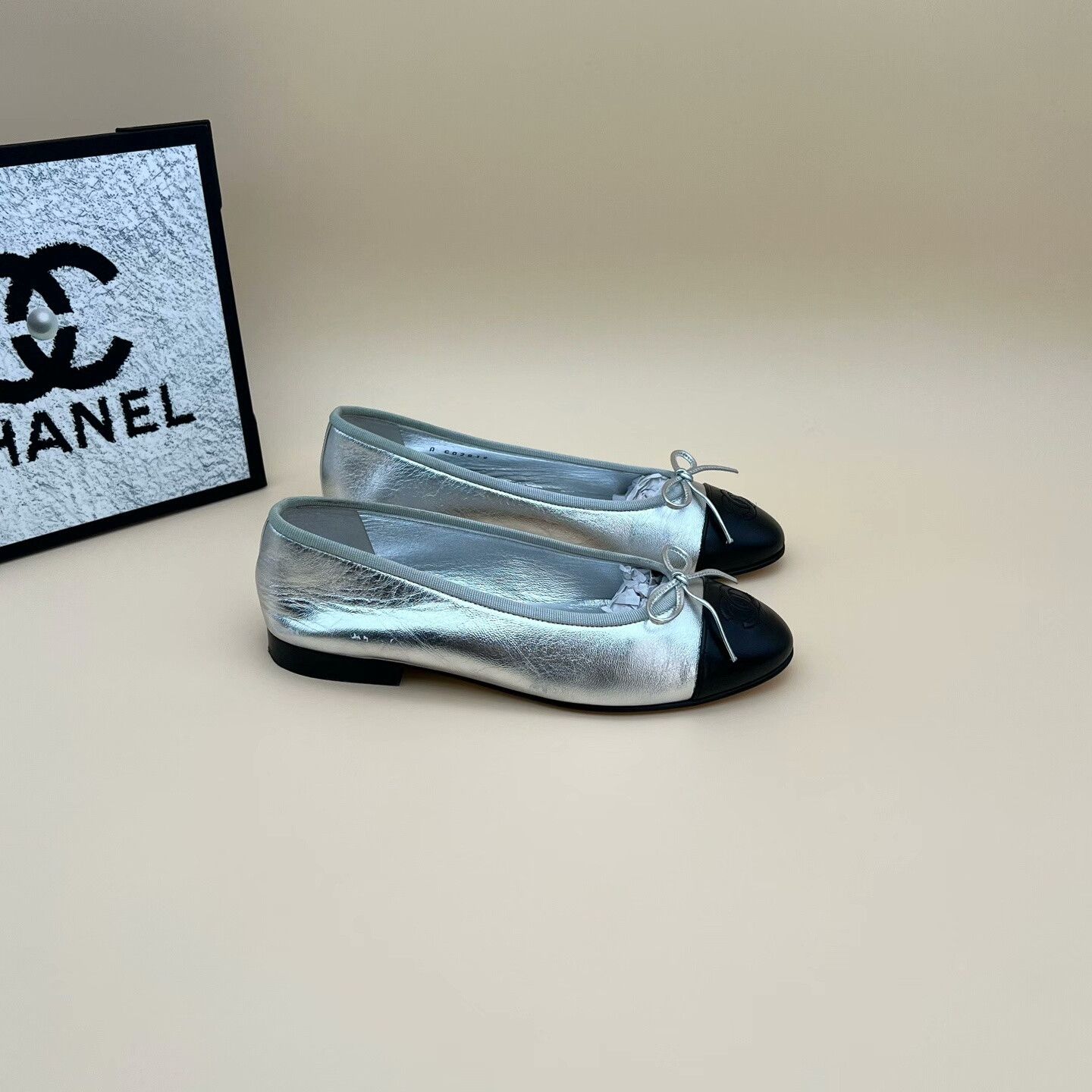 Chanel Chanel Casual Silver Lowtop Sneakers us_6 Women Size US 6 / IT 36 - 4 Thumbnail