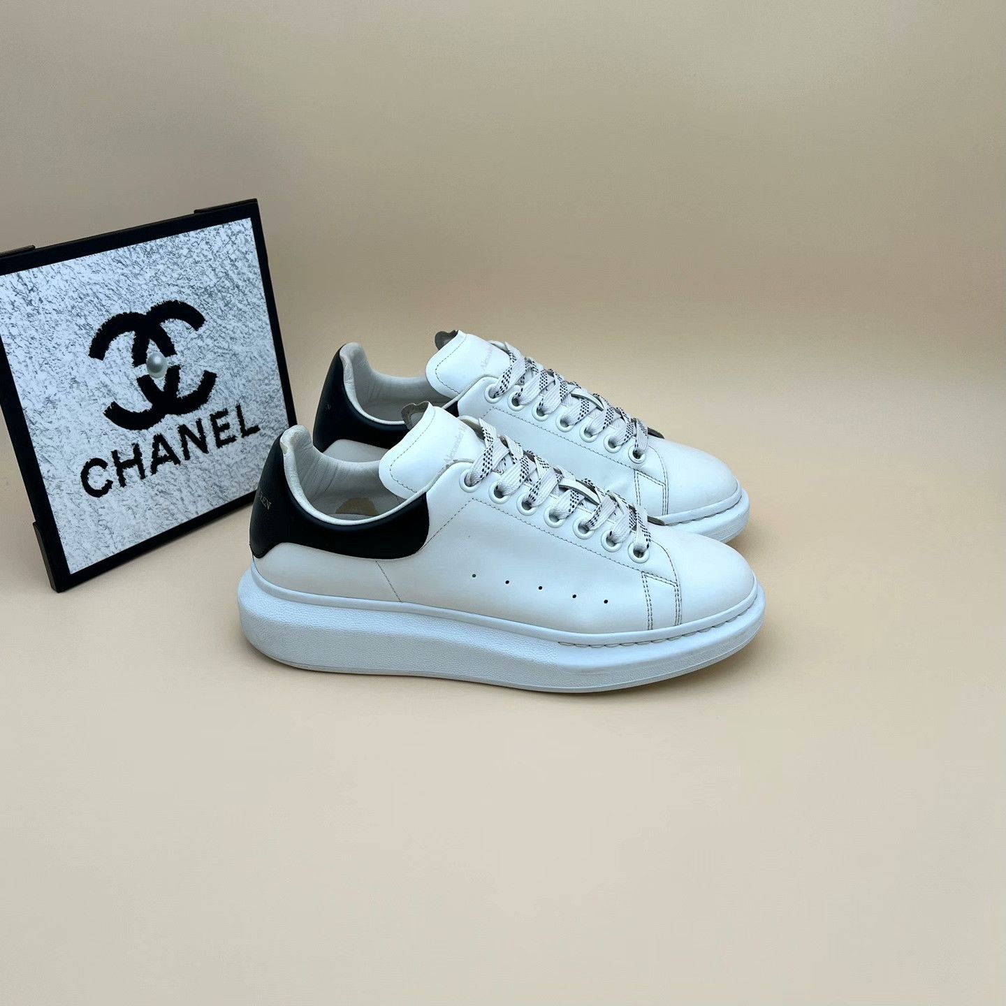 Alexander McQueen Alexander McQueen White Lowtop Sneakers 8 Men Size US 8 / EU 41 - 4 Thumbnail