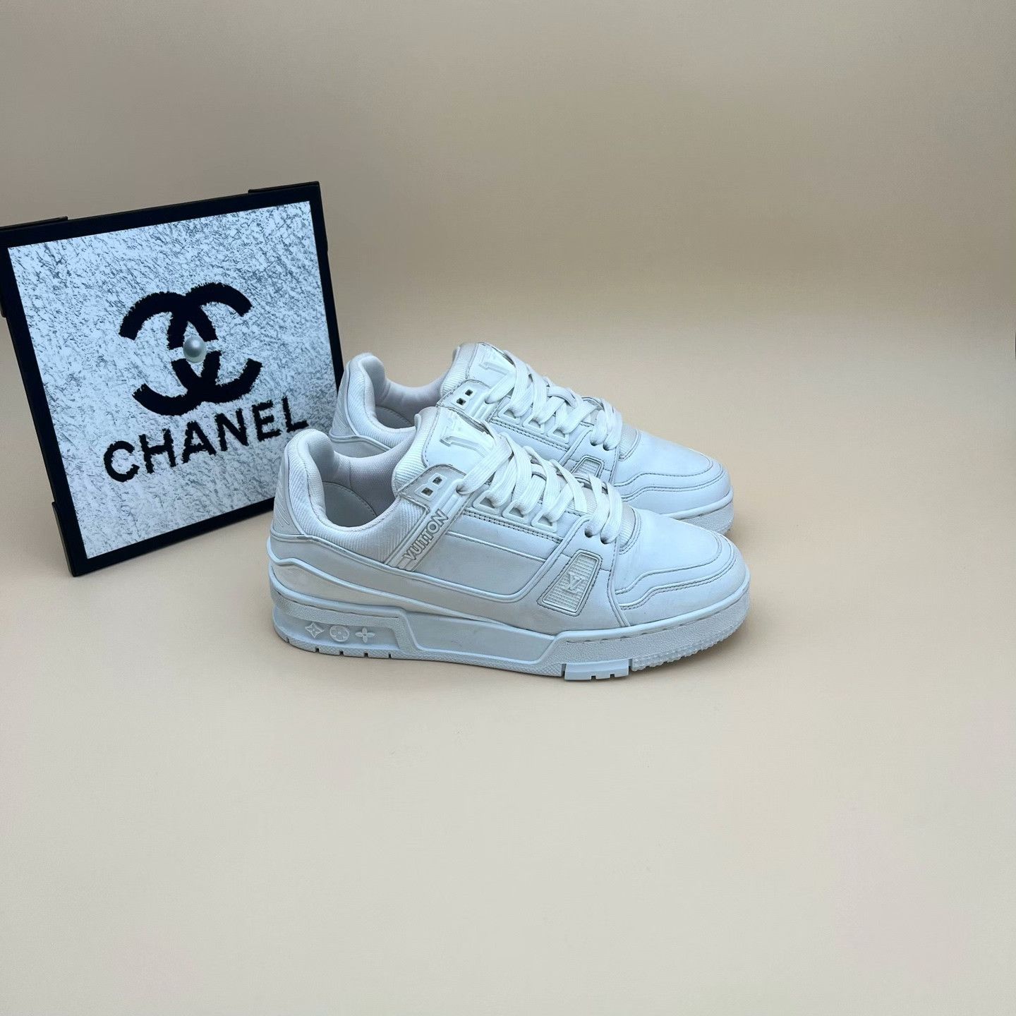 Louis Vuitton Louis Vuitton Training White Lowtop Sneakers us_7 Women Size US 7 / IT 37 - 4 Thumbnail