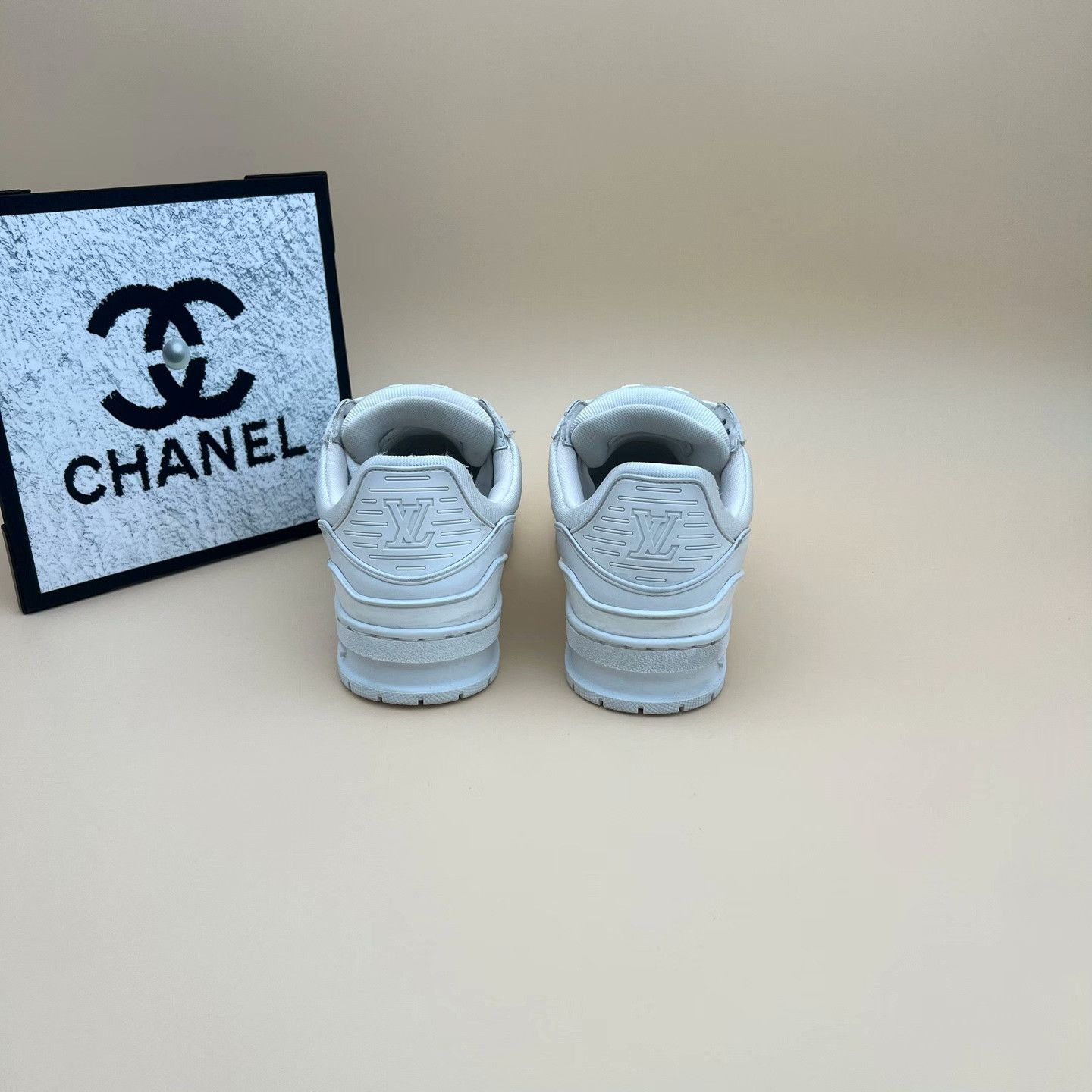 Louis Vuitton Louis Vuitton Training White Lowtop Sneakers us_7 Women Size US 7 / IT 37 - 3 Thumbnail