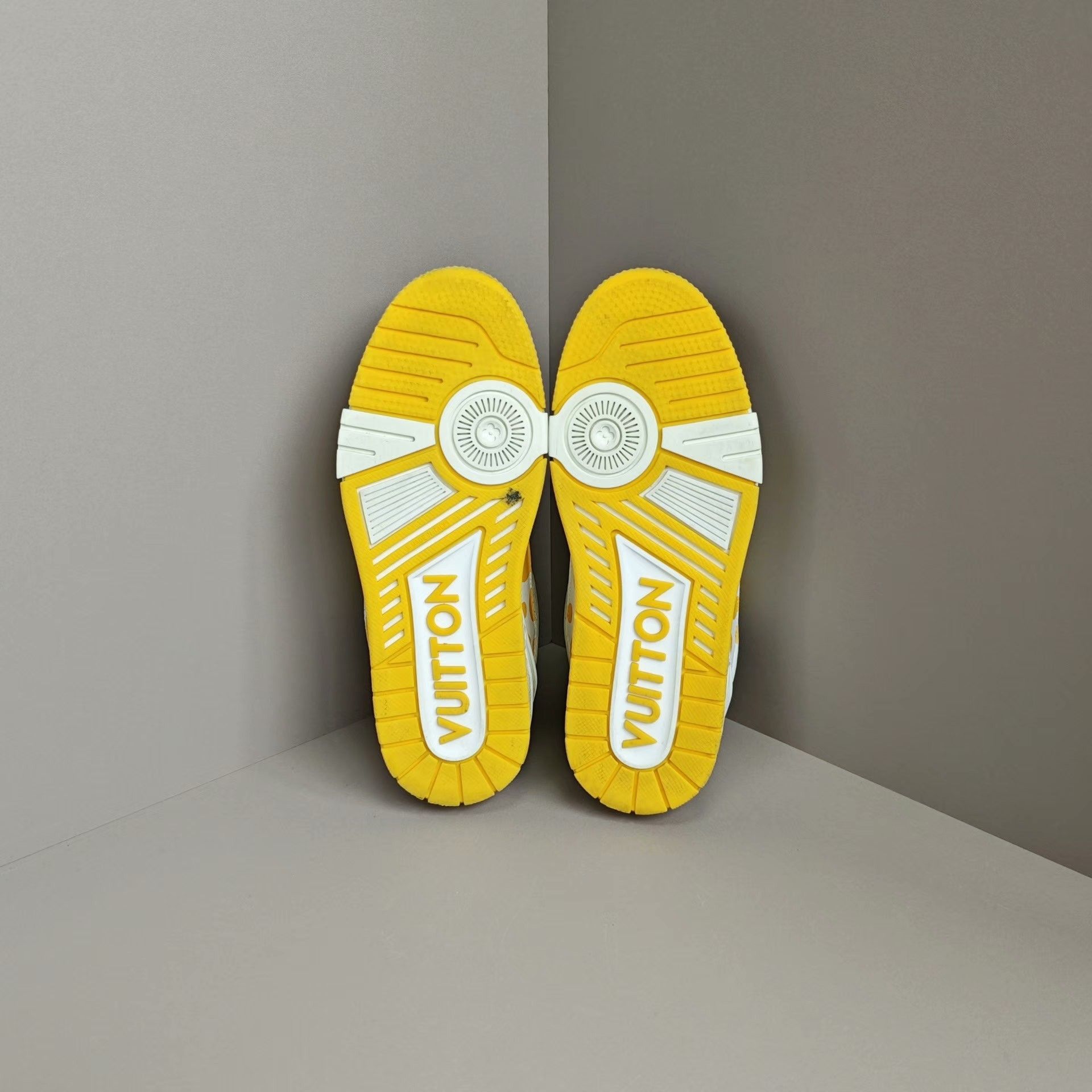 Louis Vuitton Louis Vuitton Training Yellow Lowtop Sneakers us_7 Women Size US 7 / IT 37 - 5 Thumbnail