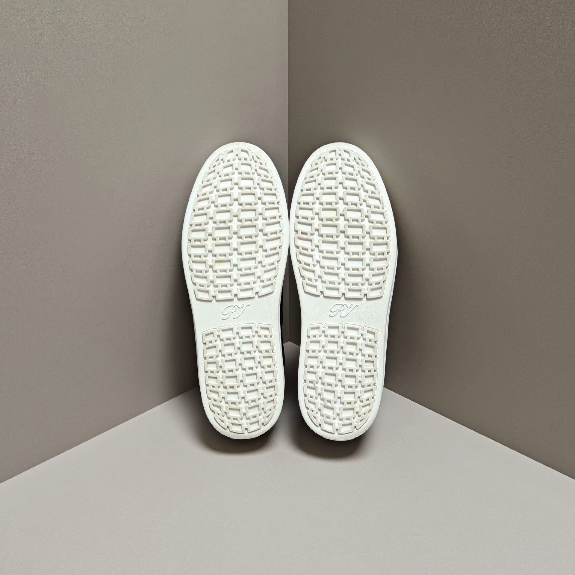 Roger Vivier Roger Vivier Casual Lowtop Sneakers us_6 Women Size US 6 / IT 36 - 5 Thumbnail