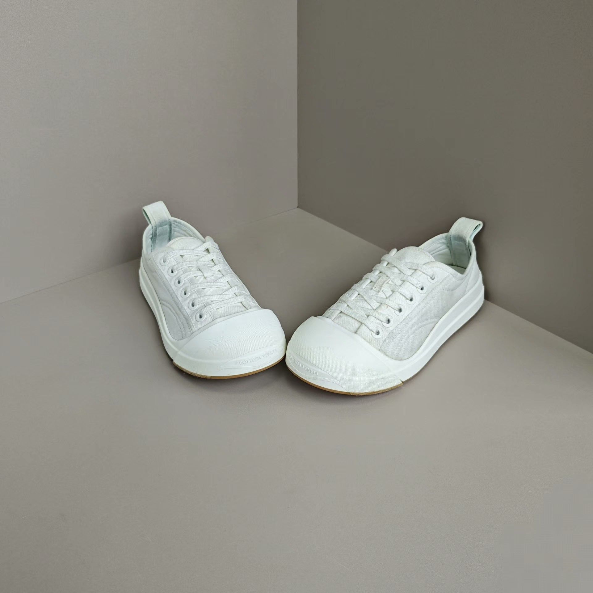 Bottega Veneta Bottega Veneta Lowtop Sneakers us_9 Women Size US 9 / IT 39 - 2 Thumbnail