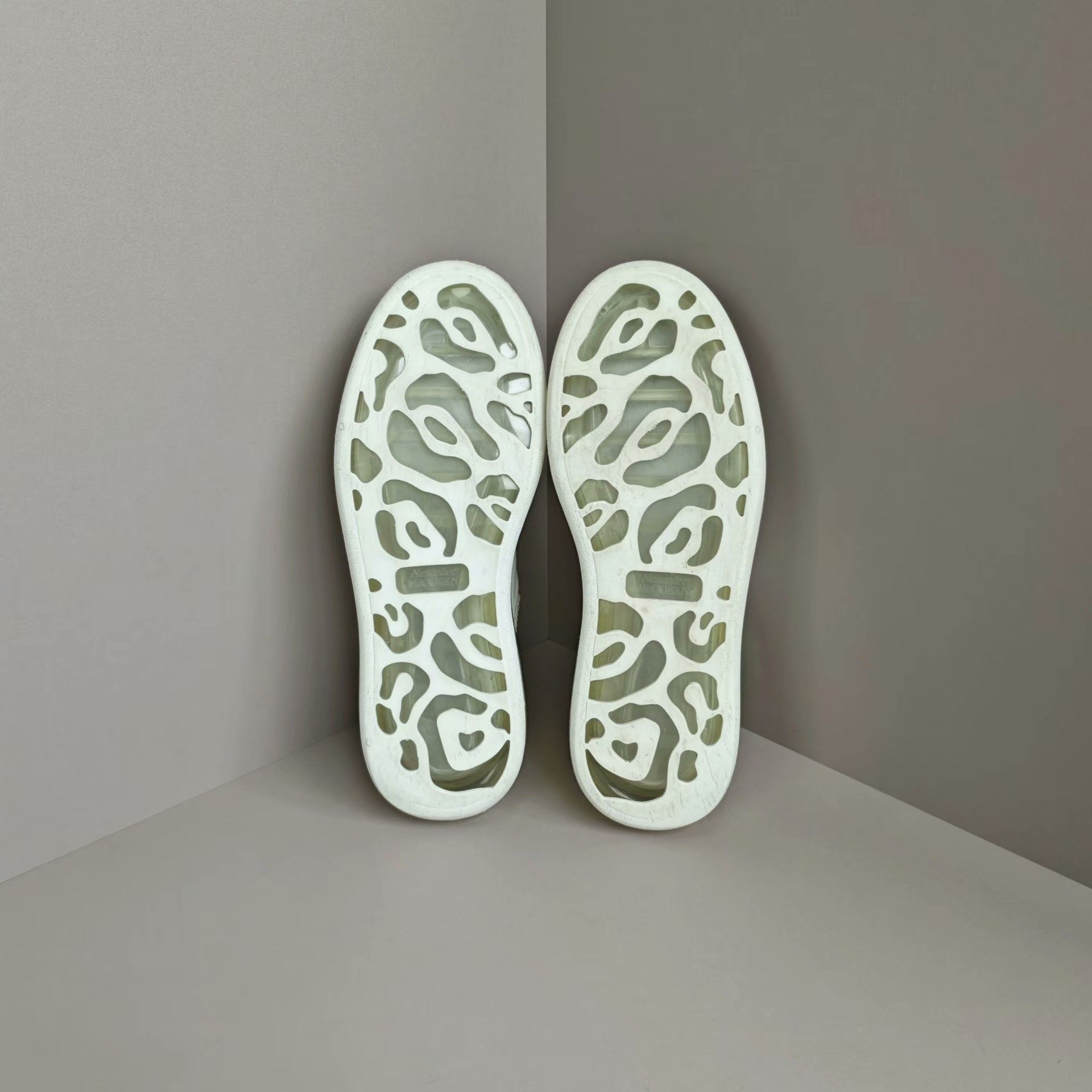 Alexander McQueen Alexander McQueen White Lowtop Sneakers us_8 Women Size US 8 / IT 38 - 5 Thumbnail