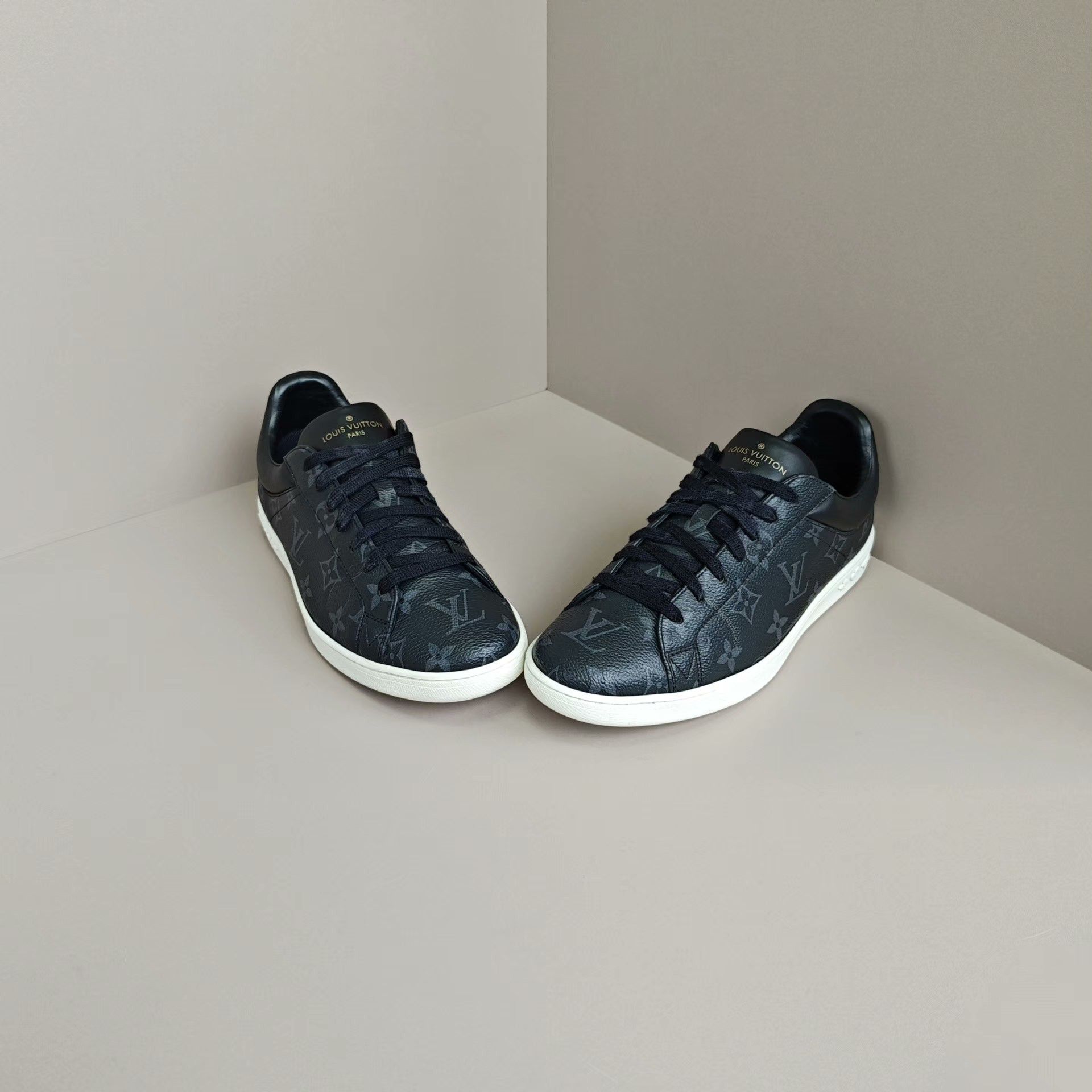 Louis Vuitton Louis Vuitton Lowtop Sneakers 7 Men Size US 7 / EU 40 - 2 Thumbnail