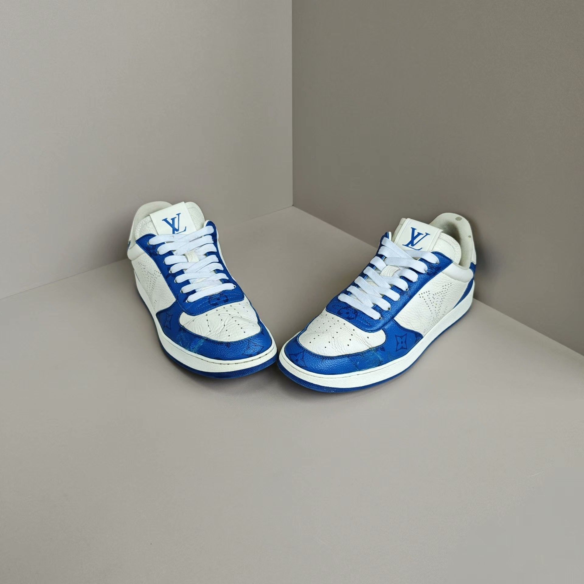 Louis Vuitton Louis Vuitton Lowtop Sneakers 8 Men Size US 8 / EU 41 - 2 Thumbnail