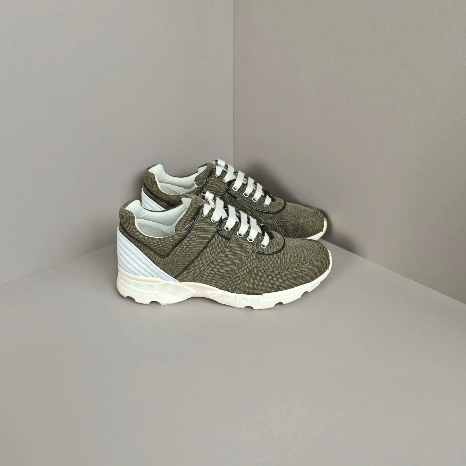 Chanel Chanel Casual Lowtop Sneakers us_7 Women Size US 7 / IT 37 - 4 Thumbnail